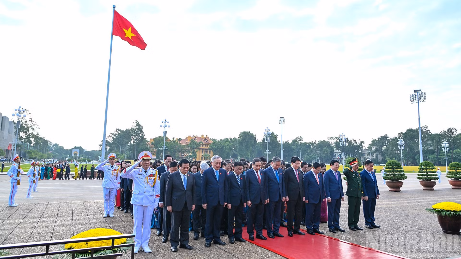 Le secrétaire général To Lam, le président de la République Luong Cuong, le Premier ministre Pham Minh Chinh, le président de l’Assemblée nationale Tran Thanh Man, ainsi que les dirigeants du Parti, de l’État et les députés, ont rendu un hommage solennel au Président Ho Chi Minh.