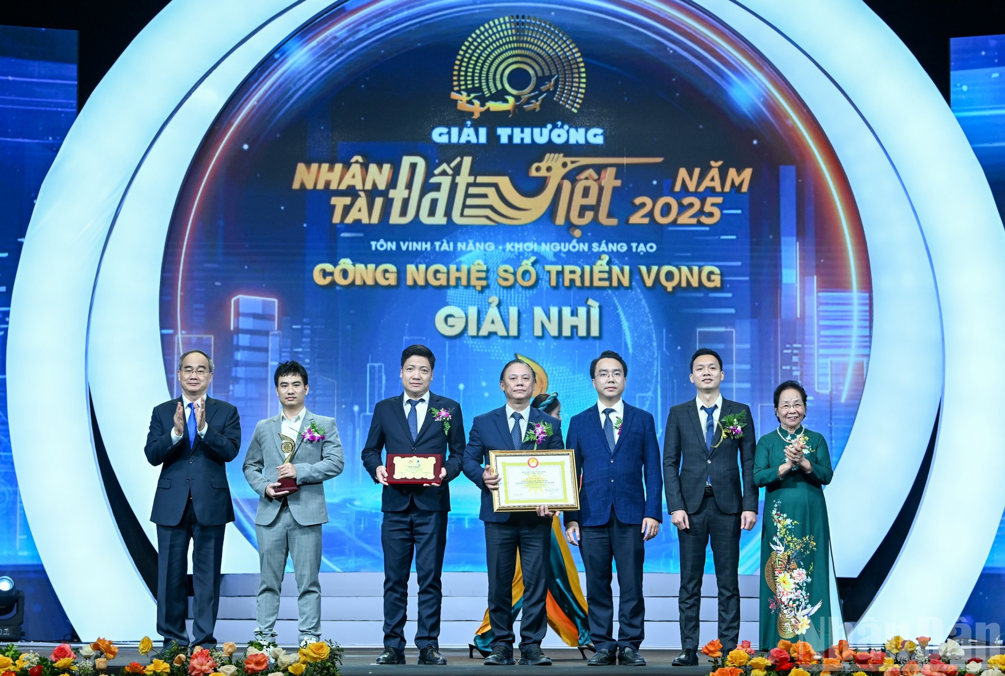 Mm. Nguyen Thi Doan et M. Nguyen Thien Nhan, ancien membre du Bureau politique et ancien vice-Premier ministre, remettent le deuxième prix – Système de solutions prometteuses dans le domaine du numérique. (Photo : Duy Linh) 11.jpg