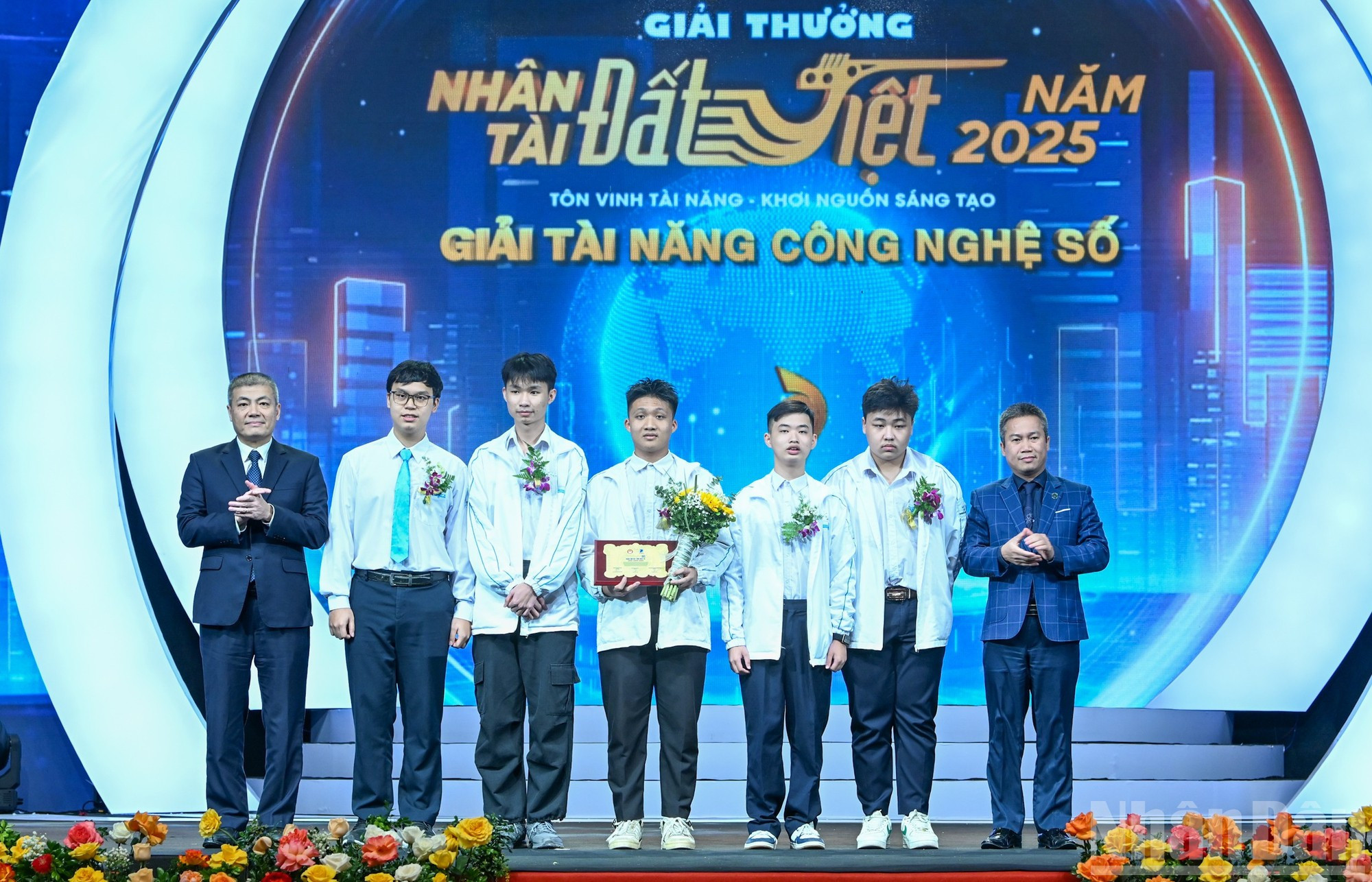 Les élèves du lycée d’excellence des sciences naturelles reçoivent le prix “Talent numérique” pour leur produit Système de soutien à l’apprentissage intelligent (Clauto). (Photo : Duy Linh) 15.jpg