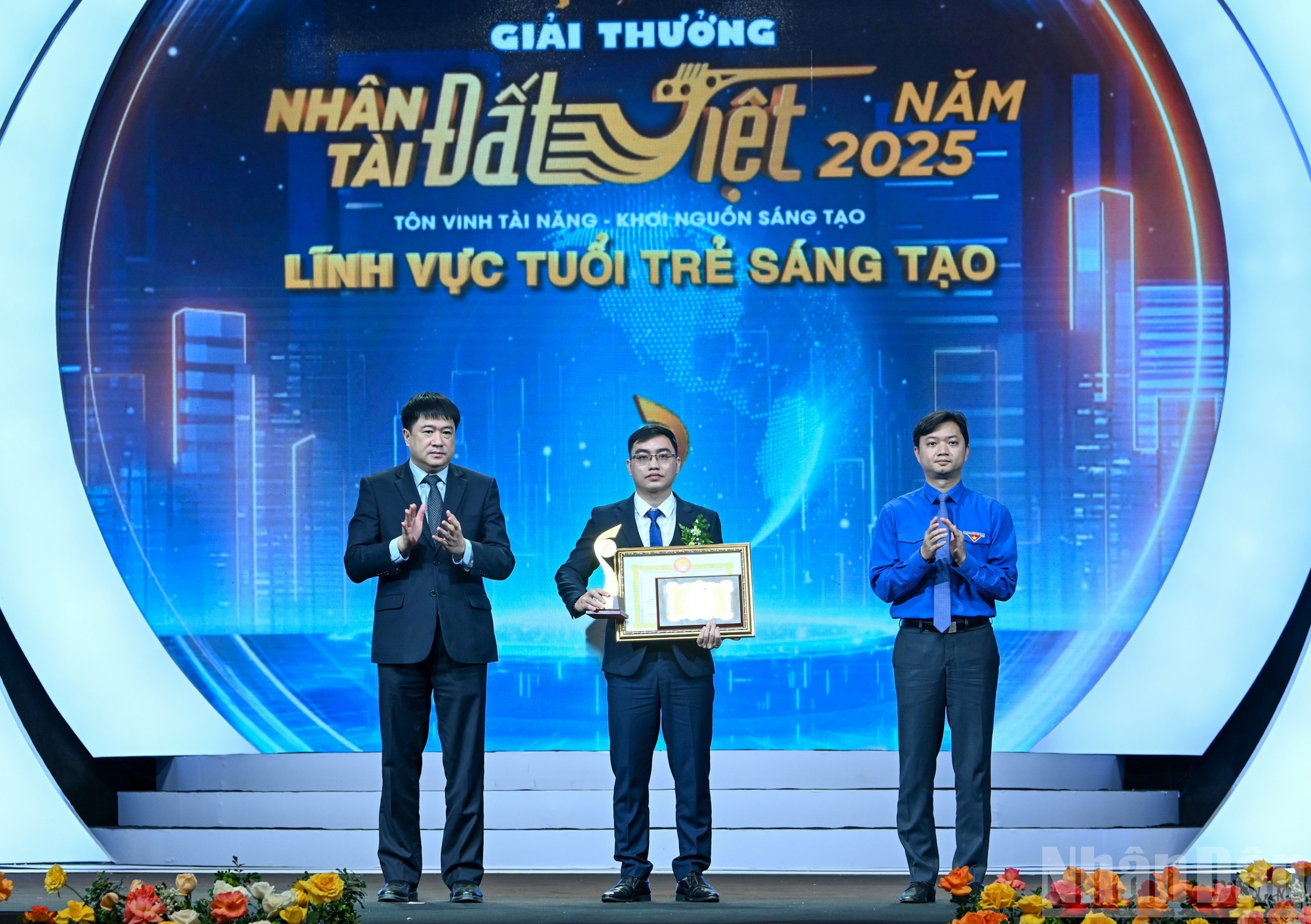 Le comité d’organisation remet le prix “Jeunesse créative” à un lauréat. (Photo : Duy Linh) 13.jpg