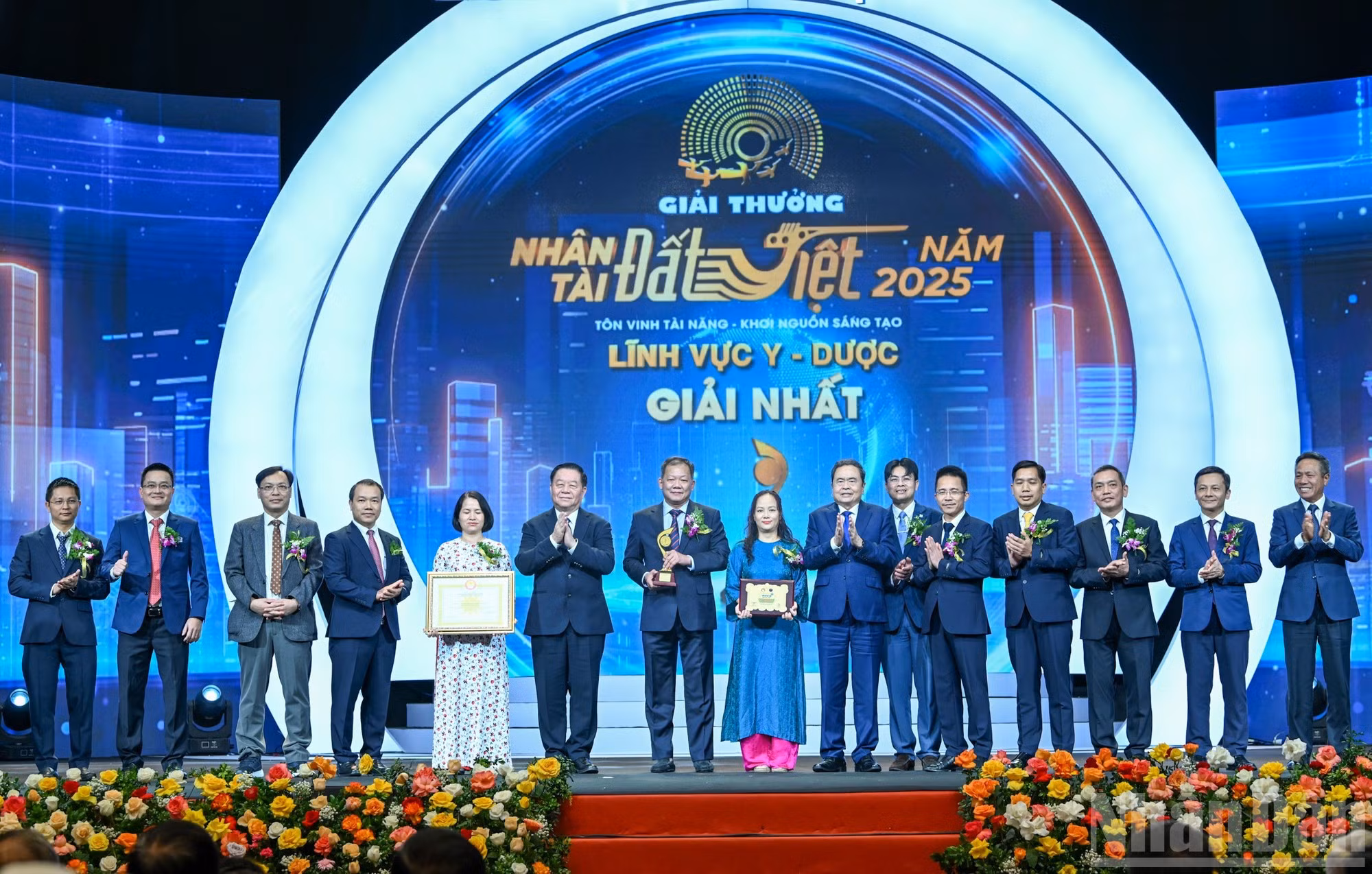 Le président de l’Assemblée nationale Tran Thanh Man et le chef de la Commission centrale de la sensibilisation et de l’éducation et et de mobilisation de masse du Parti, Nguyen Trong Nghia remettent le premier prix dans le domaine de la médecine et de la pharmacie au groupe d’auteurs. Photo : Duy Linh.