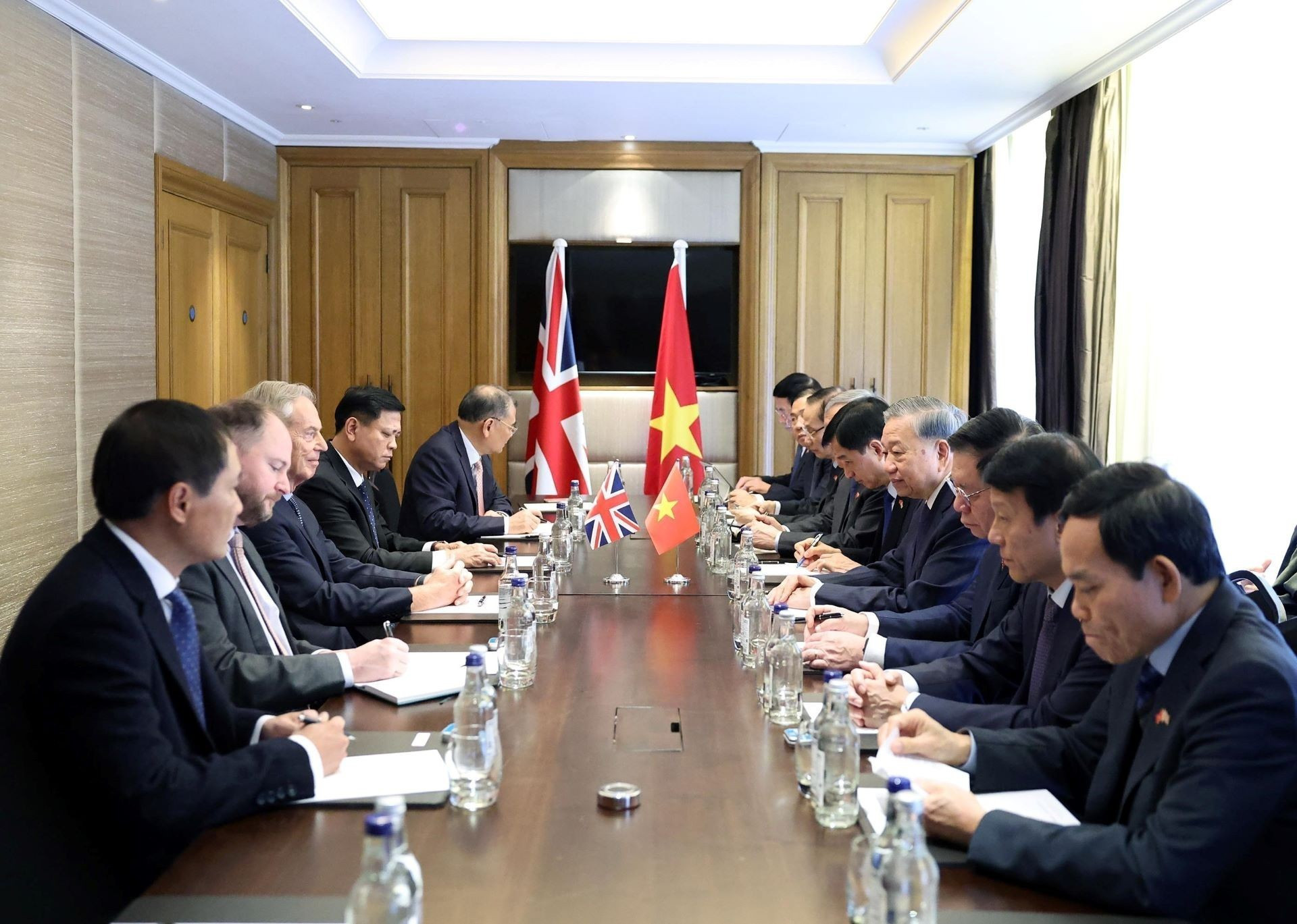 Lors de la rencontre entre le secrétaire général du Parti To Lam et l'ancien Premier ministre britannique Tony Blair. Photo : VNA. 5.jpg