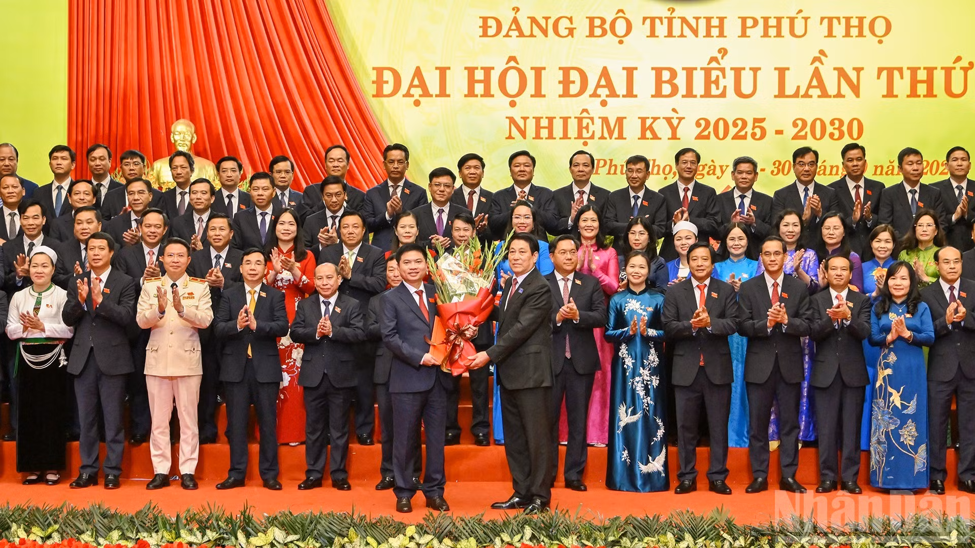 Le président Luong Cuong remet la Décision du Bureau politique et offre des fleurs de félicitations au Comité exécutif du Parti de la province de Phu Tho pour le mandat 2025-2030.