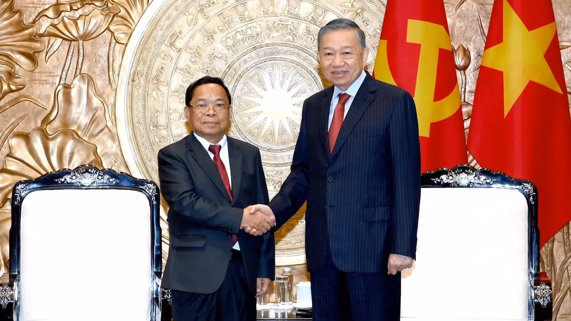 Le secrétaire général du Parti et président de la République To Lam (à droite) reçoit le vice-Premier ministre et ministre de la Justice du Laos Khamphan Phommathat. (Photo : Dang Khoa)