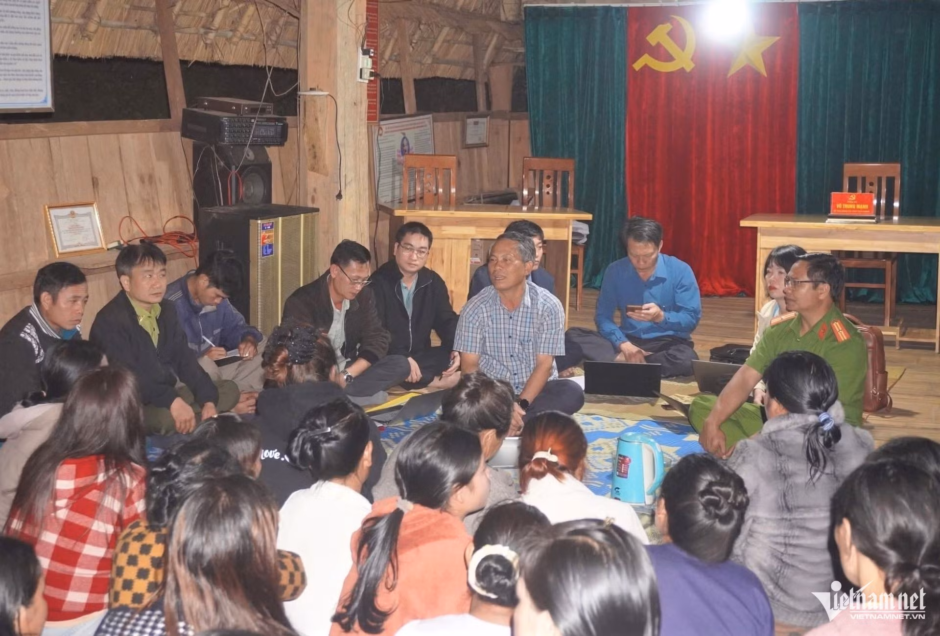 Vo Trung Manh (chemise à carreaux), secrétaire du Comité du Parti de la commune de Tu Mo Rong, échange avec les habitants du village de Dak Ka lors d’une séance de dialogue.