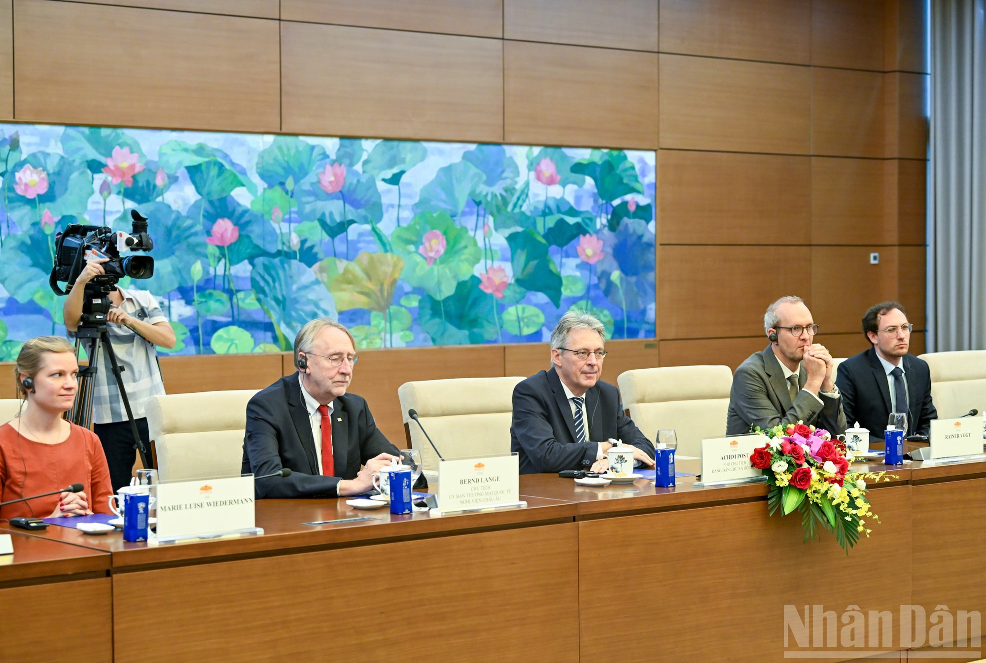 Le vice-président du SPD Achim Post, le président de la Commission du commerce international du Parlement européen Bernd Lange et les délégués assistant à la rencontre. (Photo : Duy Linh) 4.jpg