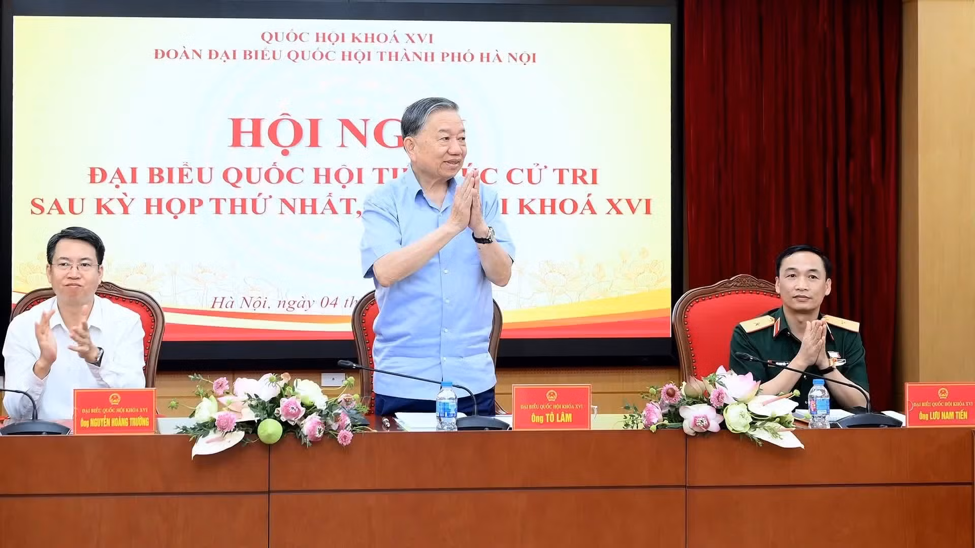 Le secrétaire général du Parti et président de la République, To Lam rencontre des électeurs des quartiers relevant de la circonscription n°1 de Hanoi, à l’issue de la première session de la XVIe législature.