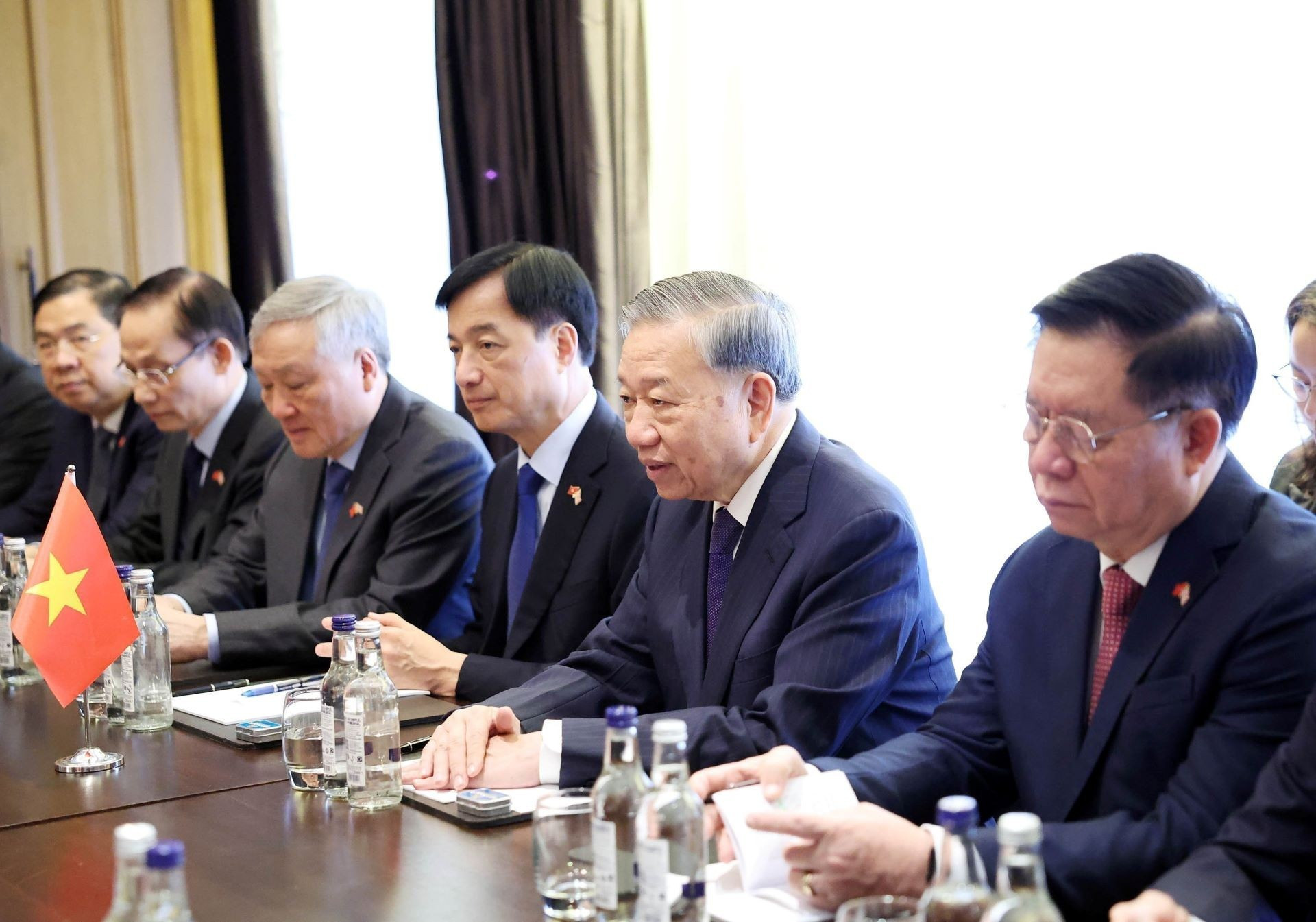 Le secrétaire général To Lam et les membres de la délégation vietnamienne lors de la rencontre avec l’ancien Premier ministre britannique Tony Blair. Photo : VNA. 3.jpg