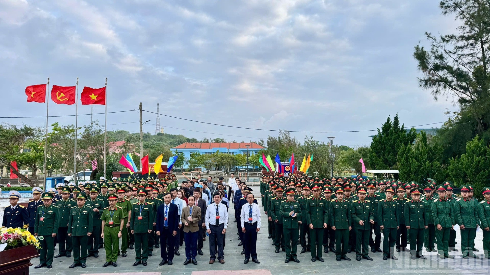 Comme dans tout le pays, le bureau de vote du district spécial de Con Co a été inauguré dans une atmosphère solennelle et émouvante.