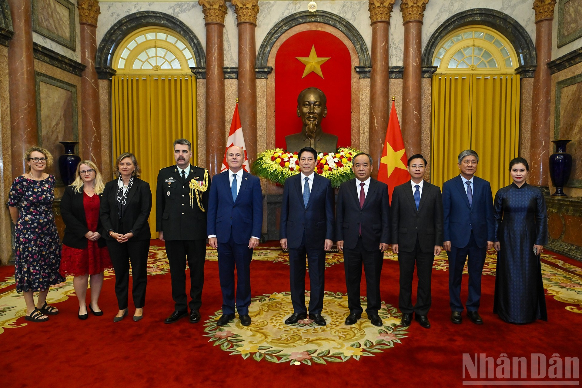 Le président Luong Cuong et l’ambassadeur canadien James Nickel entourés des délégués lors de la cérémonie. 8.jpg