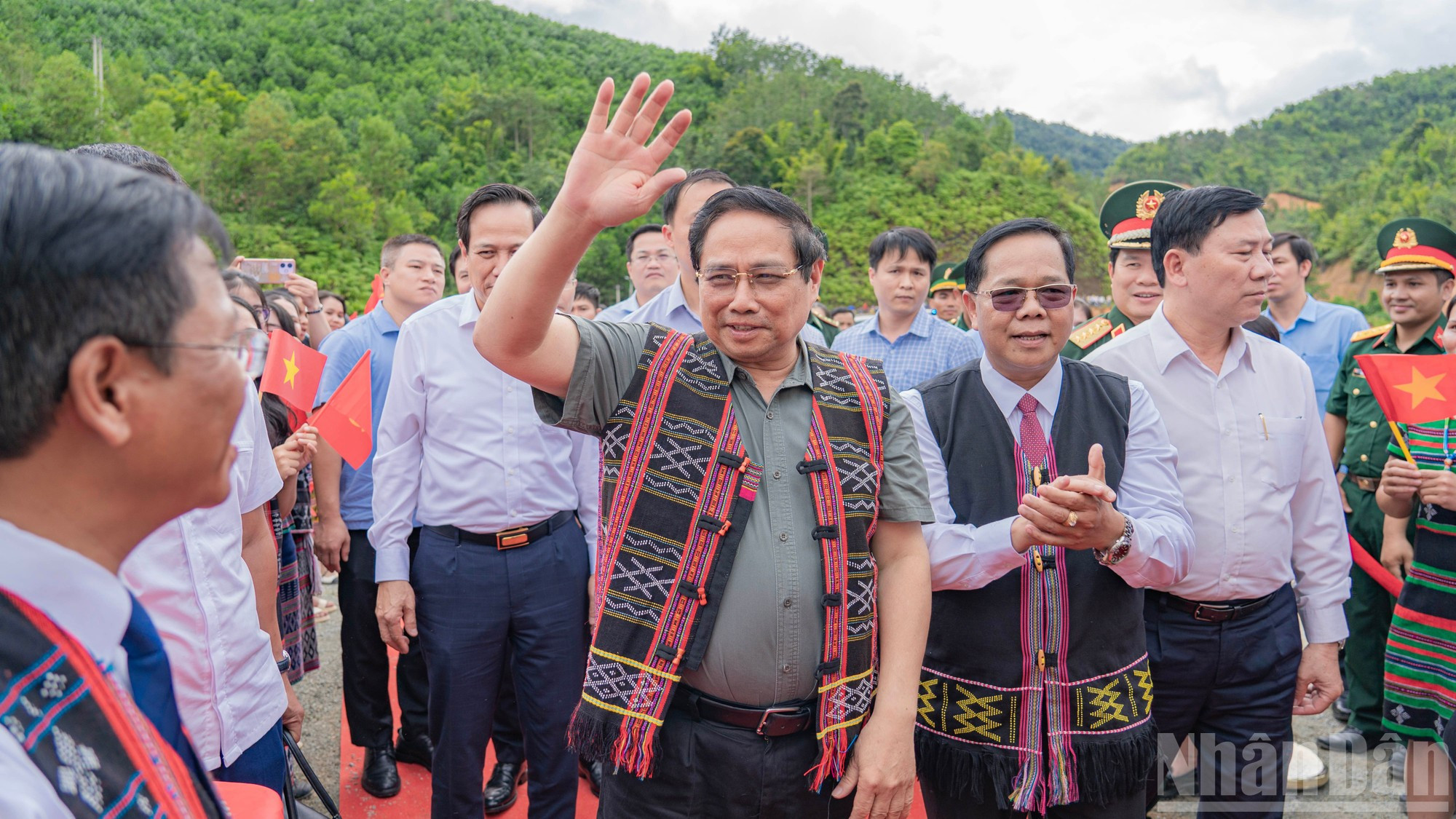 Le Premier ministre Pham Minh Chinh vêtu du costume traditionnel des habitants locaux. 1.jpg