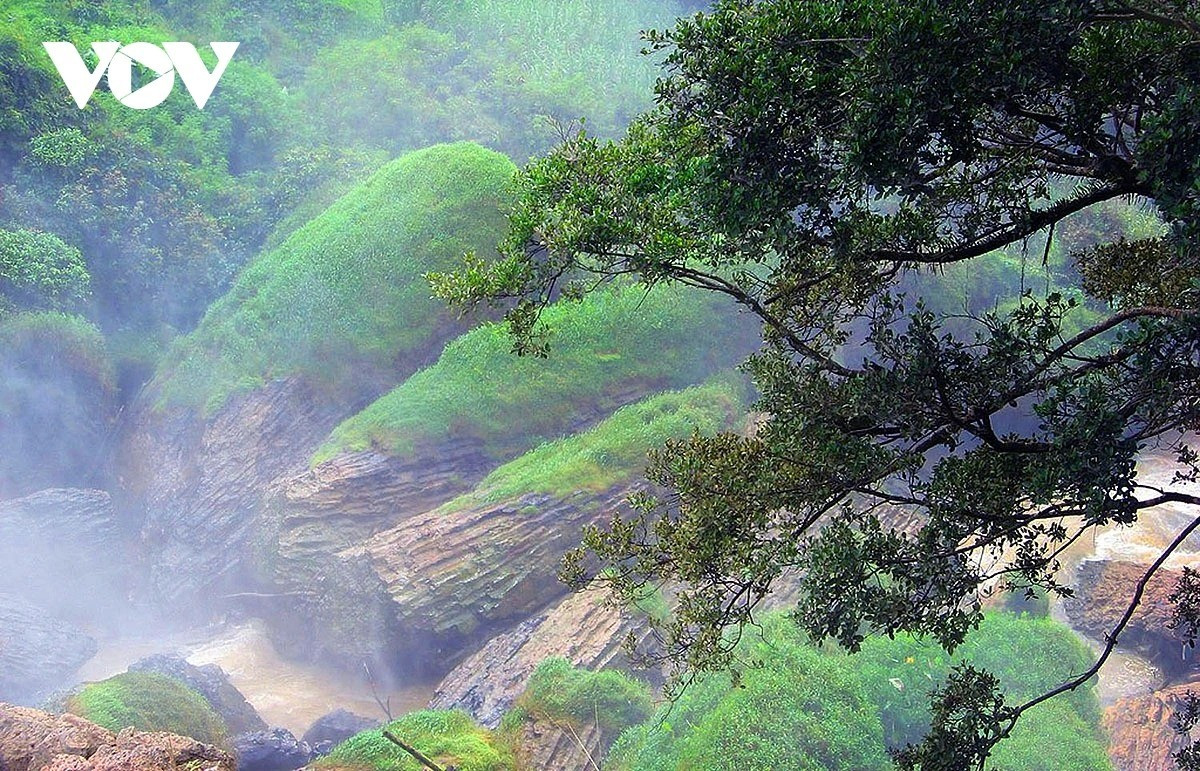 Les rochers au pied de la cascade Voi ressemblent à un troupeau d’éléphants se baignant. 5-11zon.jpg
