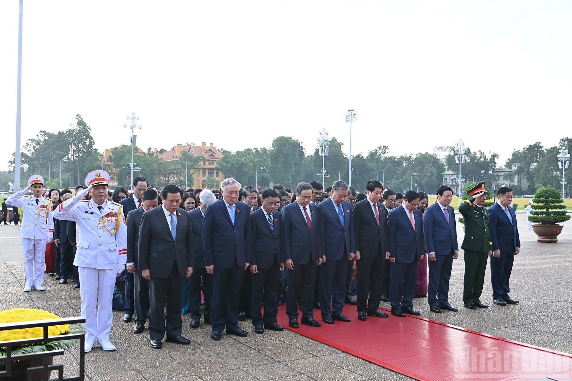 Les dirigeants du Parti, de l’État et les députés observent une minute de recueillement en mémoire du Président Ho Chi Minh. 5.jpg