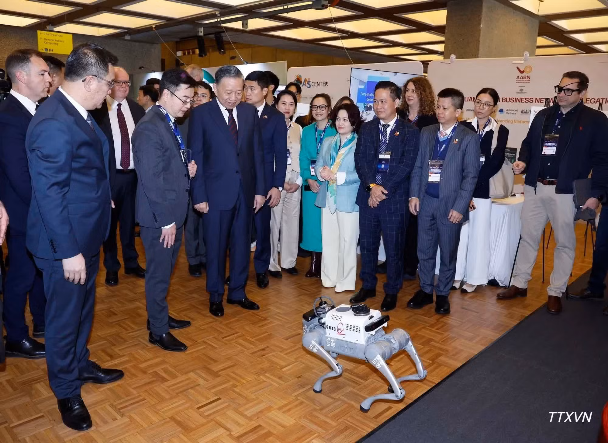 Le secrétaire général du Parti et président de la République To Lam visite l’espace d’exposition présentant les réalisations de la coopération entre le Vietnam et l’Australie dans les domaines des sciences et technologies, de l’innovation, de l’investissement et de l’éducation. (Photo : VNA)