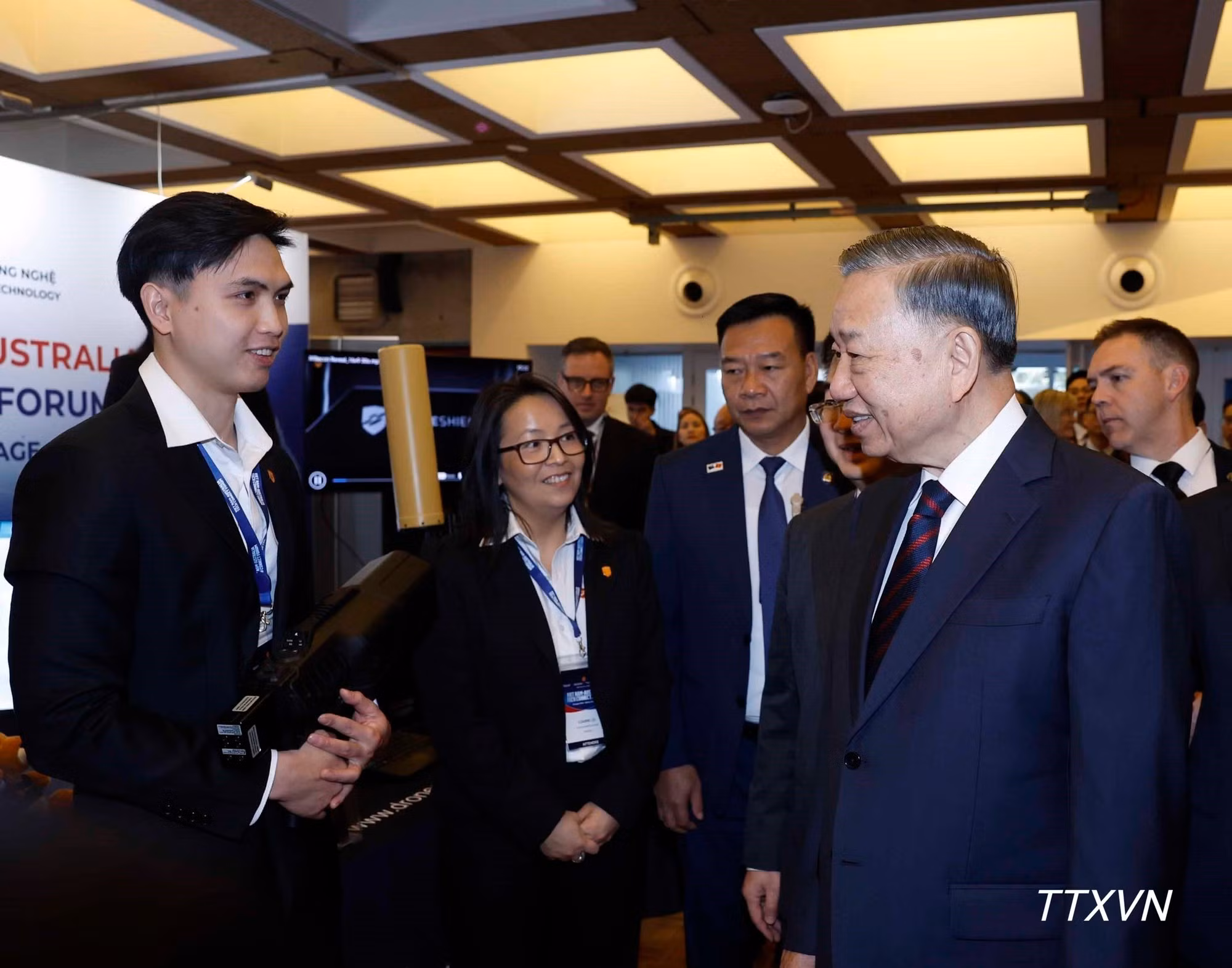 Le secrétaire général du Parti et président de la République To Lam visite l’espace d’exposition présentant les réalisations de la coopération entre le Vietnam et l’Australie dans les domaines des sciences et technologies, de l’innovation, de l’investissement et de l’éducation. (Photo : VNA)