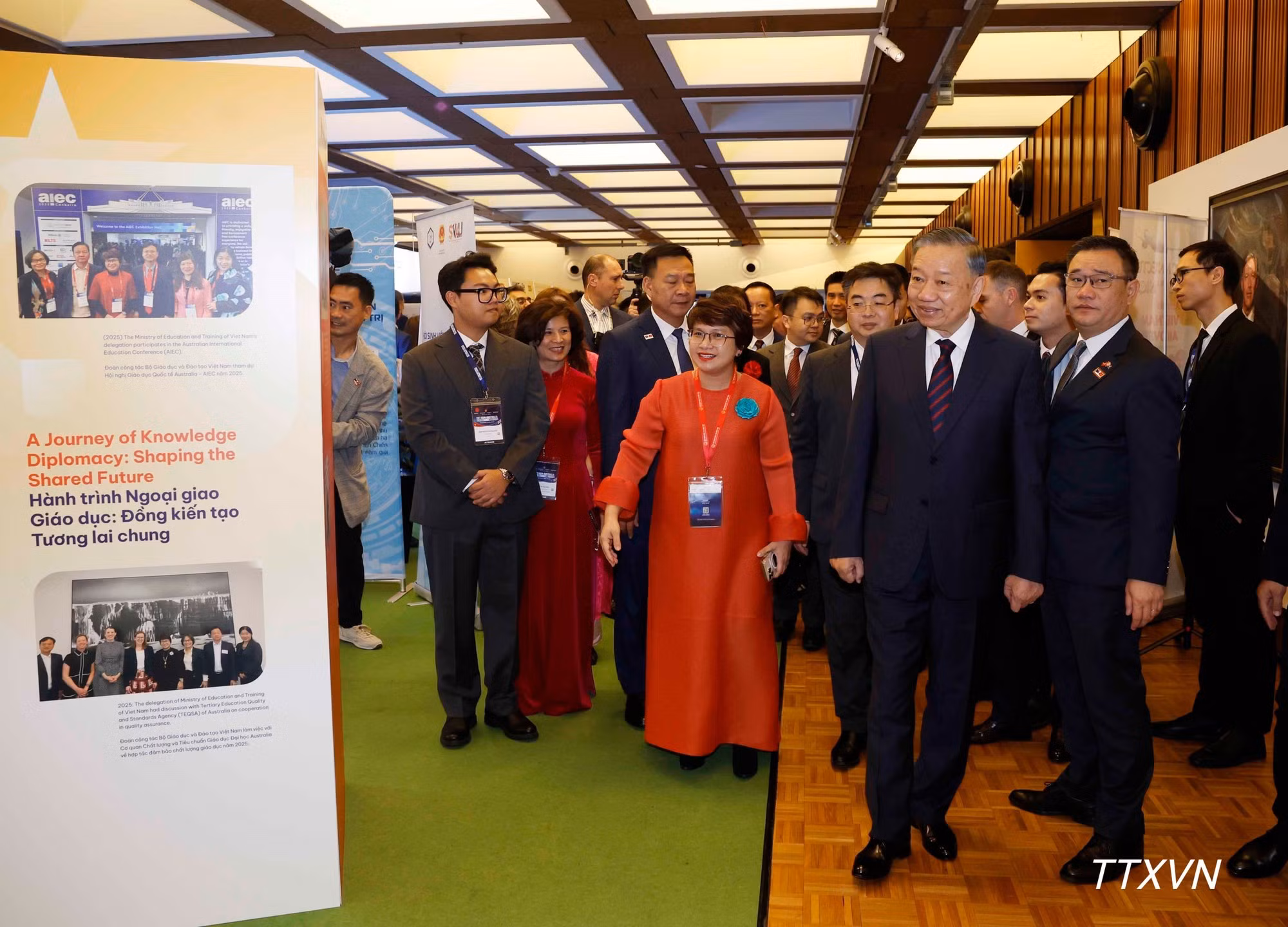 Le secrétaire général du Parti et président de la République To Lam visite l’espace d’exposition présentant les réalisations de la coopération entre le Vietnam et l’Australie dans les domaines des sciences et technologies, de l’innovation, de l’investissement et de l’éducation. (Photo : VNA)