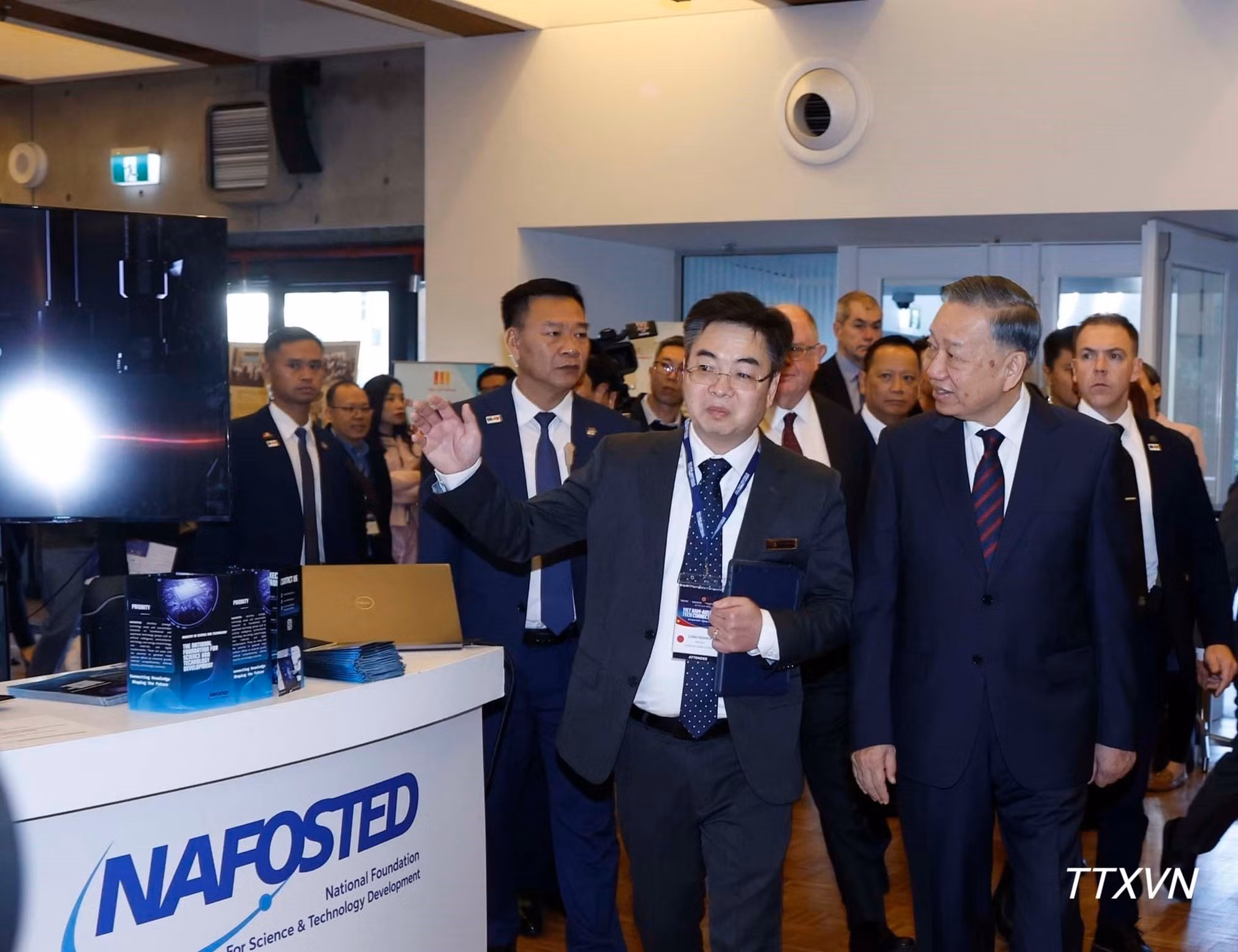 Le secrétaire général du Parti et président de la République To Lam visite l’espace d’exposition présentant les réalisations de la coopération entre le Vietnam et l’Australie dans les domaines des sciences et technologies, de l’innovation, de l’investissement et de l’éducation. (Photo : VNA)