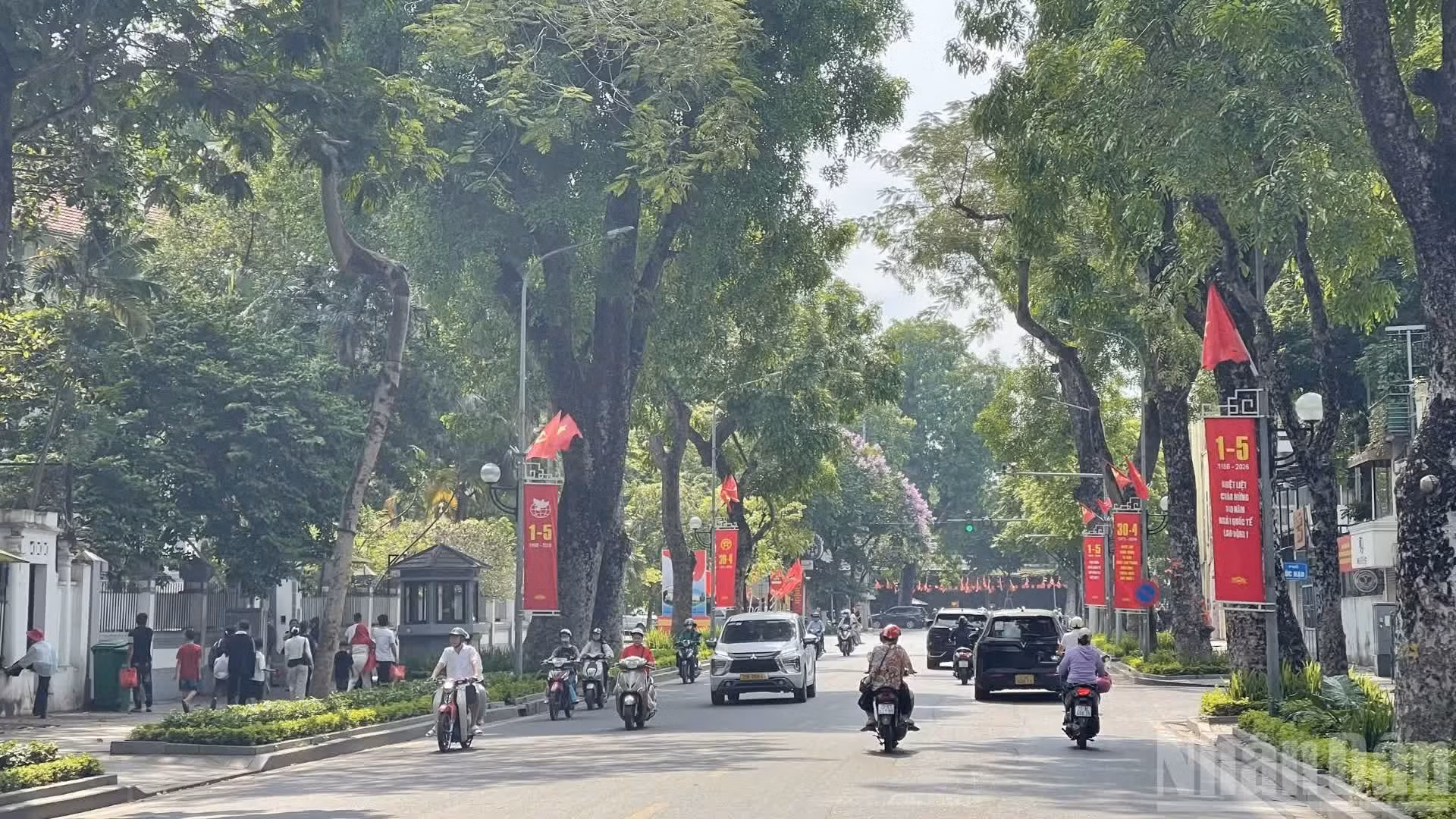 Les rues sont décorées de banderoles, de drapeaux et de fleurs à l’occasion de cette grande fête nationale.
