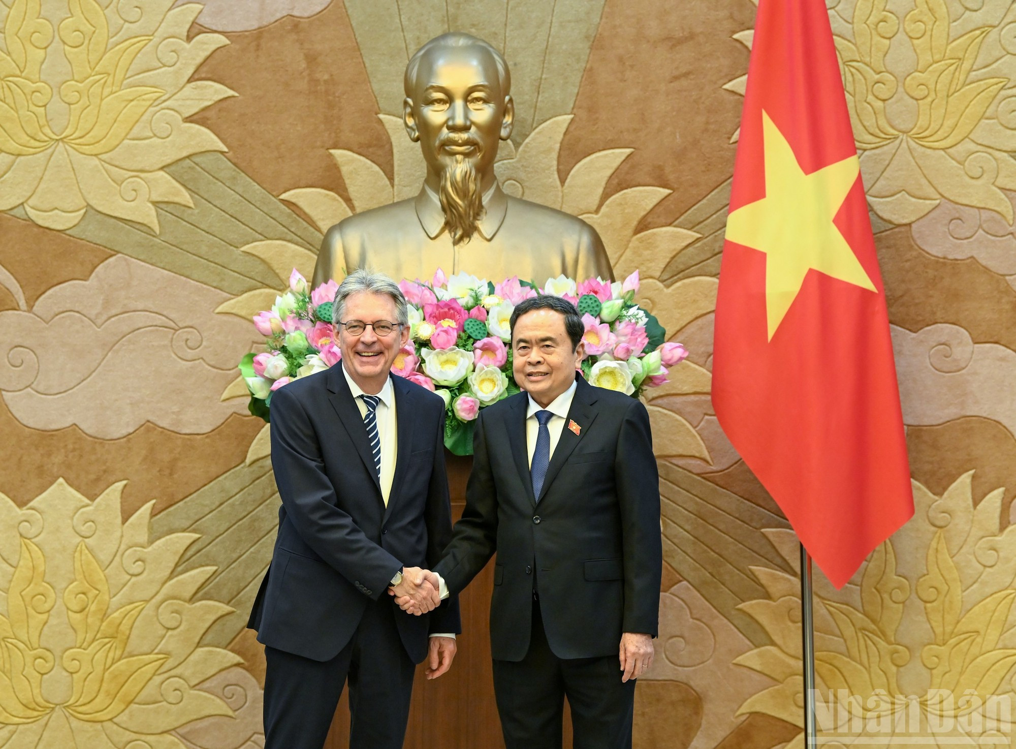 Le président de l’Assemblée nationale Tran Thanh Man reçoit Achim Post, vice-président du Parti social-démocrate d’Allemagne (SPD). (Photo : Duy Linh) 2.jpg