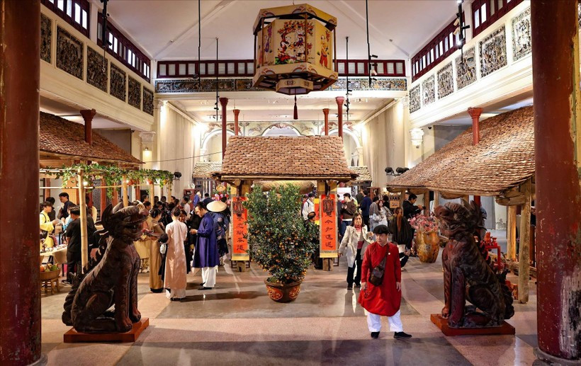 Ambiance du Têt au Centre culturel, 22 rue Hàng Buôm, Hanoï. Photo: VNA.