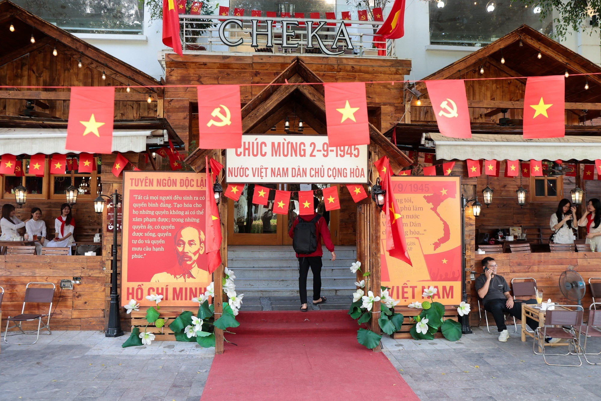 Un coin de café dans le quartier urbain de Duong Noi, décoré pour célébrer la Fête nationale du 2 septembre. Photo : soha. 2d5a70221-1754624207042-1754624207344245438701-11zon.jpg