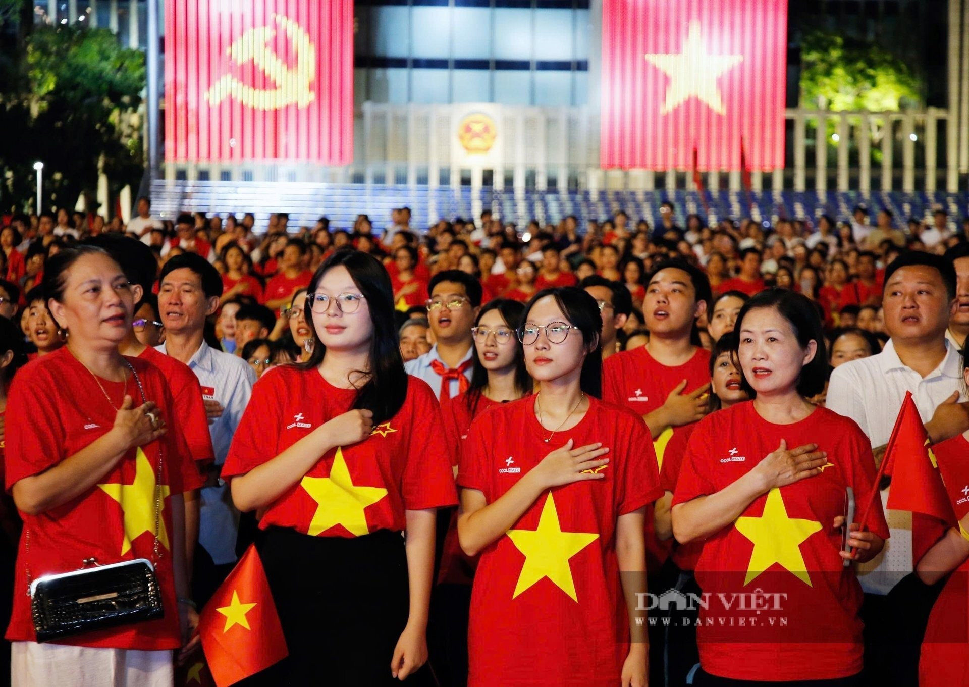 De belles images empreintes de fierté lors de la soirée artistique de propagande « Sous le drapeau de la gloire ». Photo : Danviet. 232139img-4989-2319.jpg