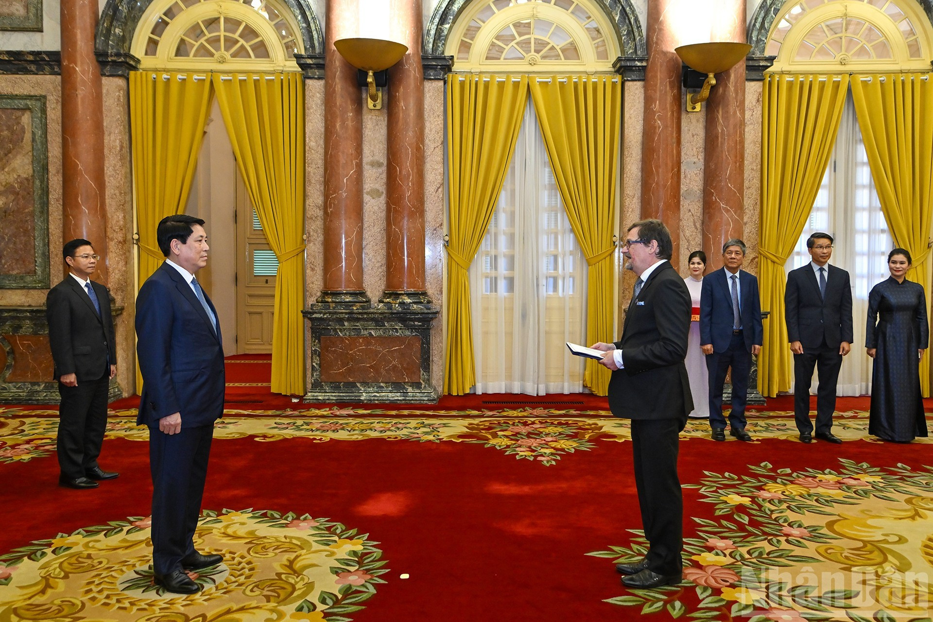 L’ambassadeur de la République de Finlande au Vietnam, Pekka Voutilainen, présente ses lettres de créance au président Luong Cuong. 2.jpg