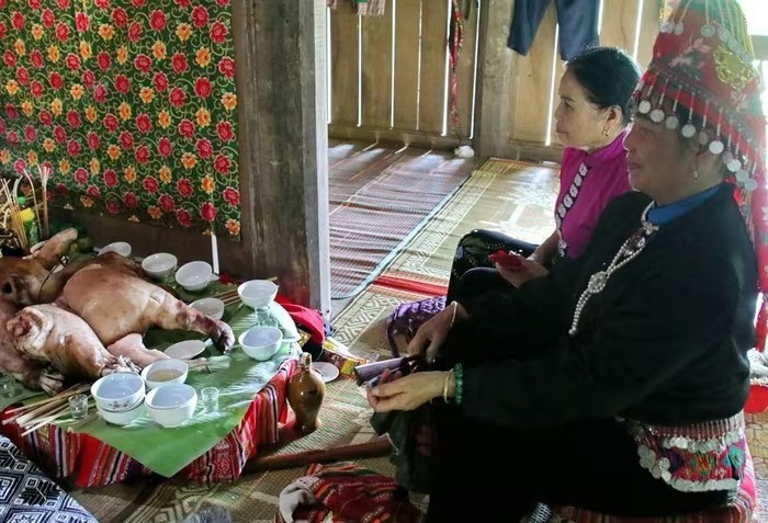 Sur le plateau d’offrandes dédié aux ancêtres, le bol de riz nouveau est indispensable - symbole du fruit du travail, de la gratitude et des vœux de prospérité et de fécondité. Photo : vanhoa. v4-11zon.jpg