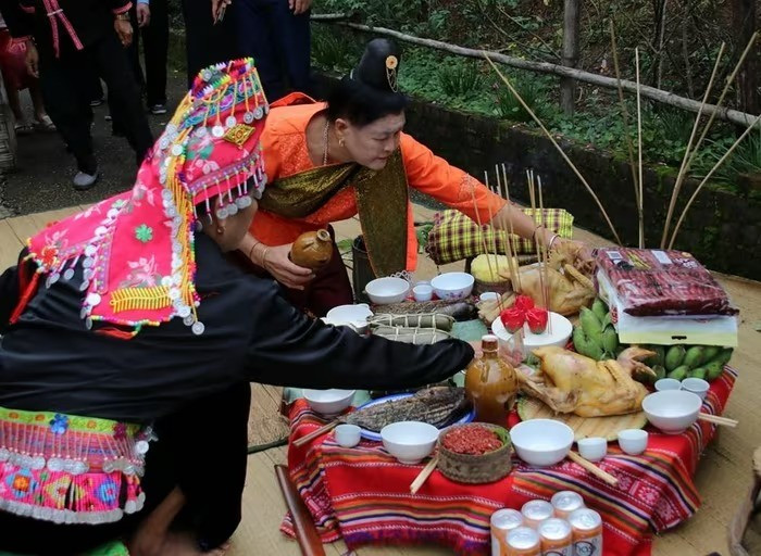 Les offrandes comprennent du poulet, de la viande de porc, du riz gluant, du ruou cần (alcool de riz traditionnel), de la noix d’arec avec des feuilles de bétel et des papiers votifs. Photo : vanhoa. v3-11zon.jpg
