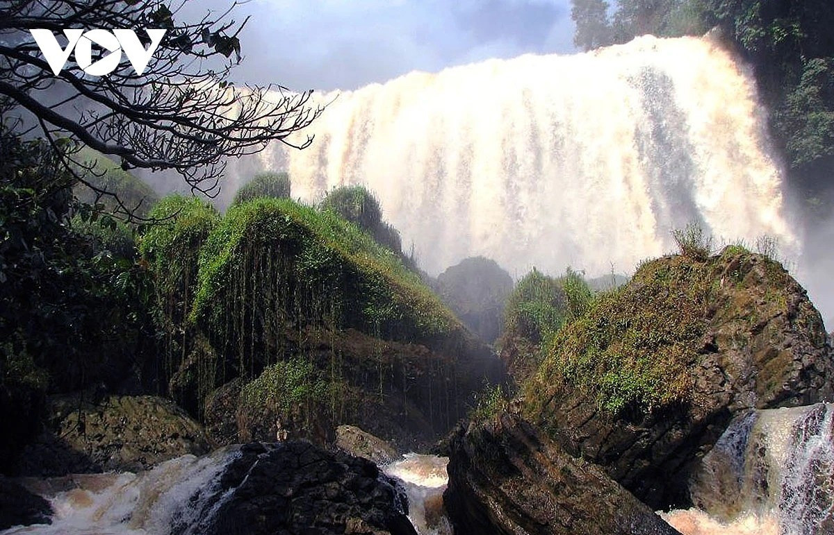 Vue de la cascade Voi depuis sa base. 6-11zon.jpg
