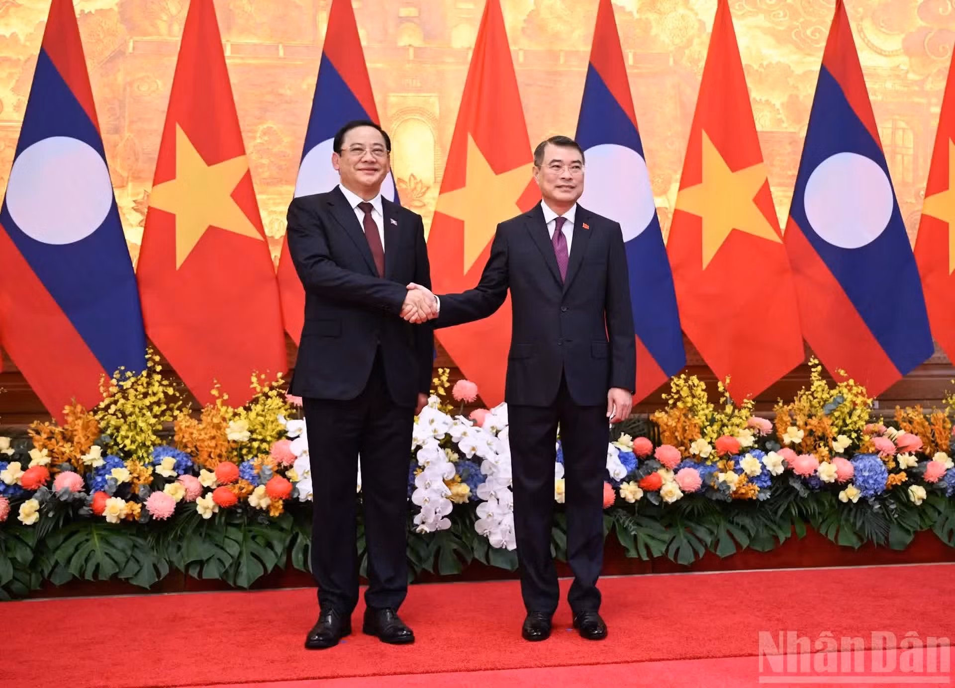 Le Premier ministre Le Minh Hung (à droite) et le Premier ministre de la République démocratique populaire lao, Sonexay Siphandone.