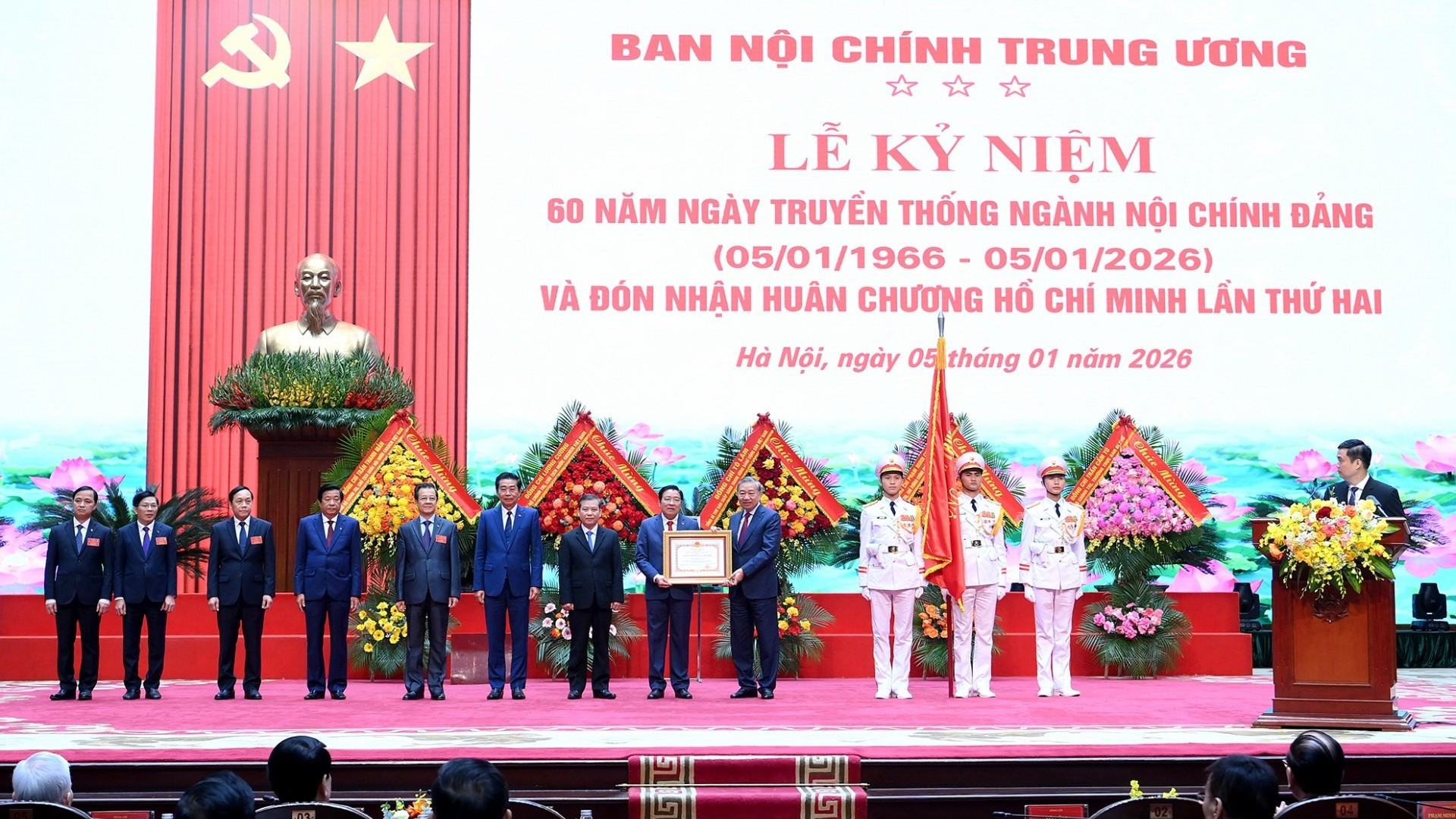 Le secrétaire général To Lam remet l’Ordre Ho Chi Minh à la Commission des affaires intérieures du Comité central du Parti. 