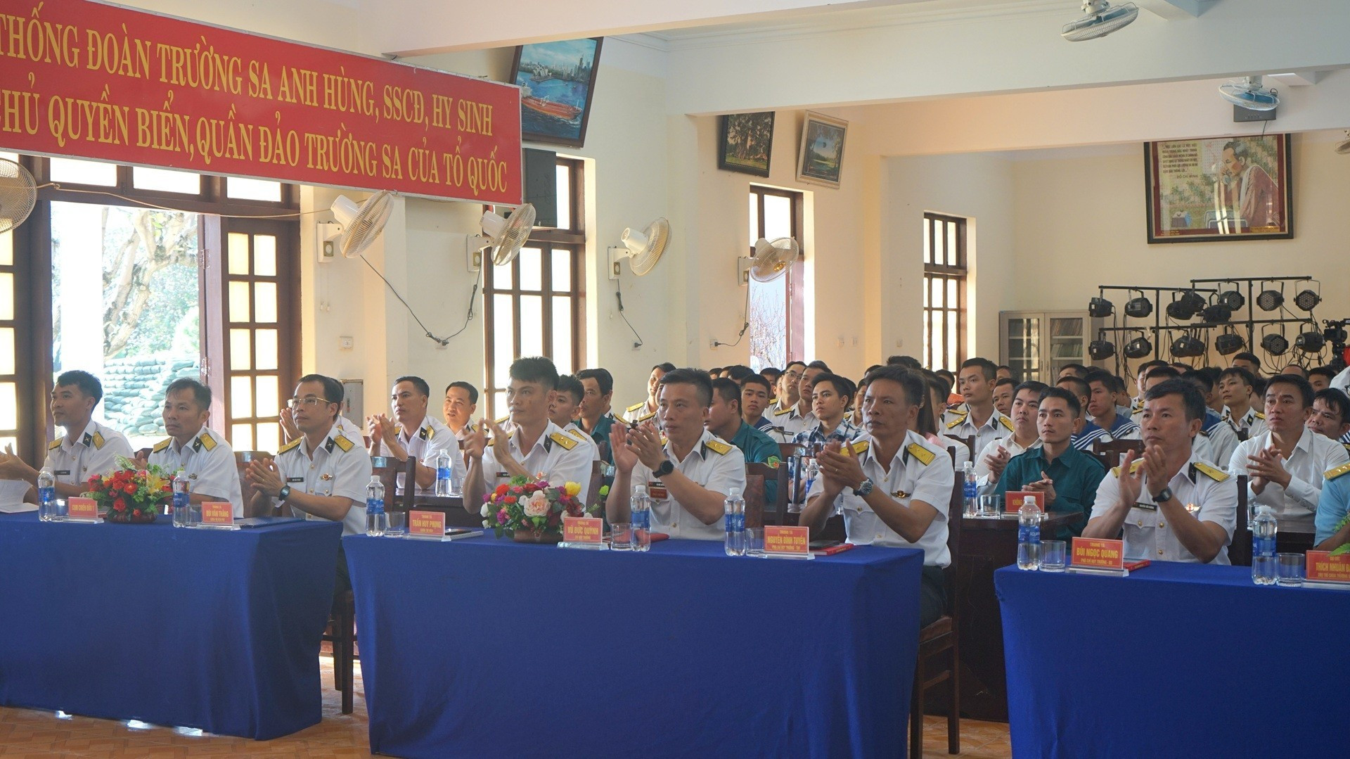 Les cadres, les soldats et les habitants de l’île de Truong Sa suivent en direct, à la télévision, la séance d’ouverture du XIVe Congrès du Parti.