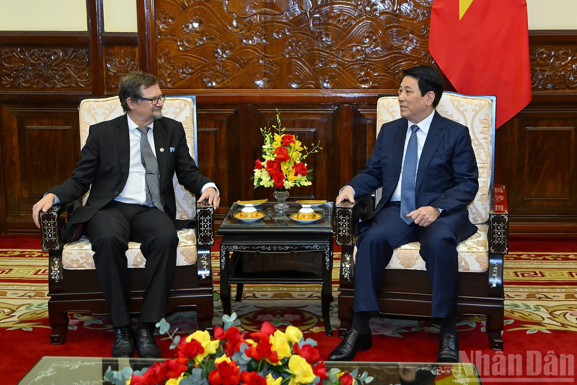 Le président Luong Cuong et l’ambassadeur finlandais Pekka Voutilainen. 3.jpg