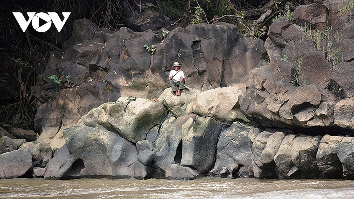 Des habitants pêchent paisiblement au pied de la cascade Trinh Nu. 4-11zon.jpg