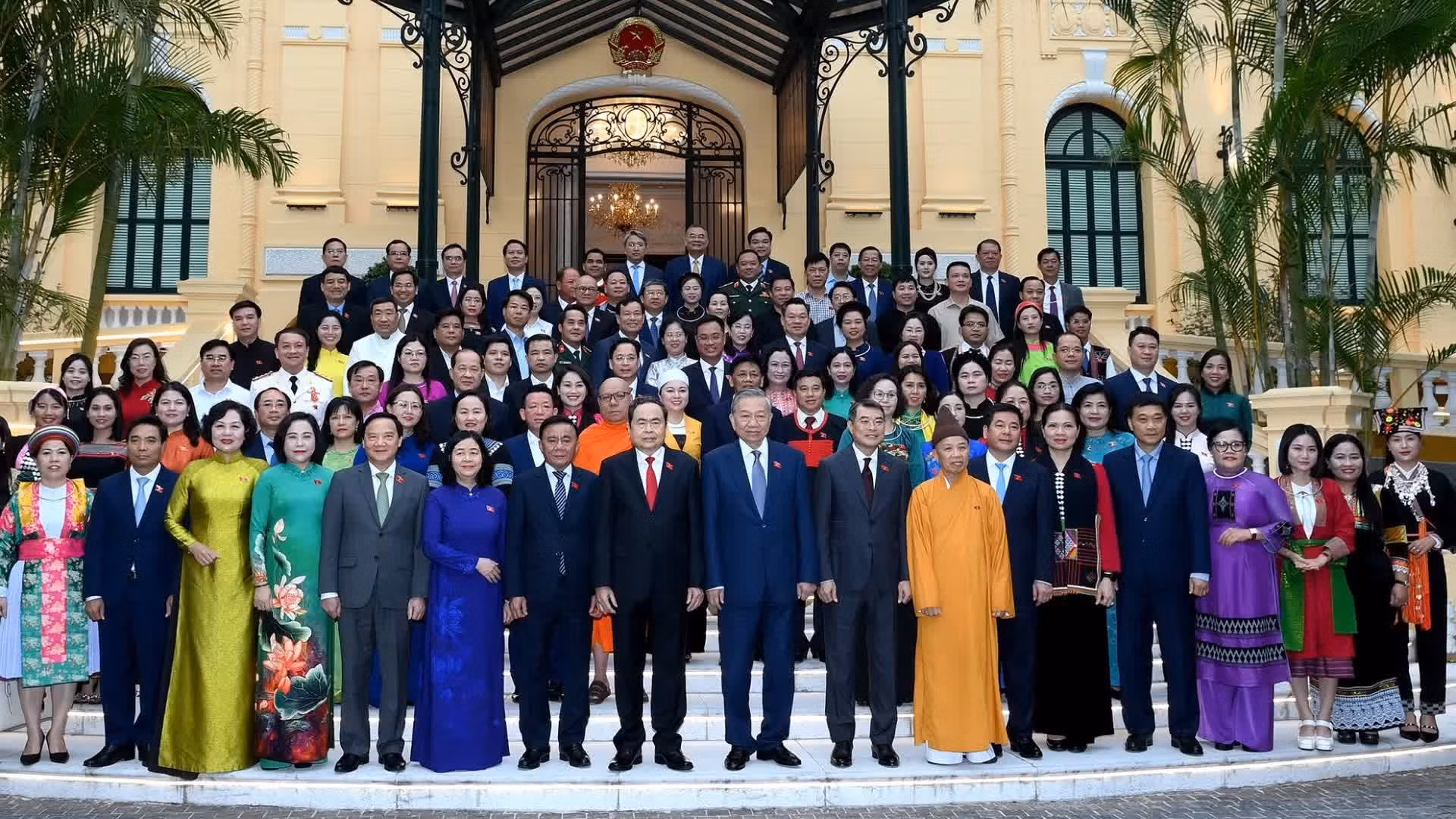 Le secrétaire général du Parti, président de la République, To Lam, et les dirigeants du Parti, de l’État et du Front de la Patrie du Vietnam rencontrent les députés de la XVIe législature issus des minorités ethniques. Photo : Dang Khoa.