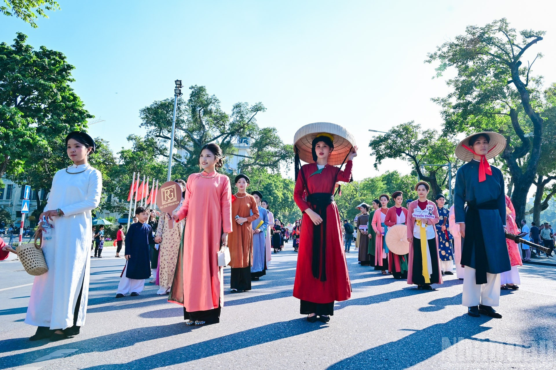 La Journée Viêt phục “Bac Hoa Bô Hành” offre une reconstitution vivante de l’ensemble des costumes traditionnels vietnamiens.