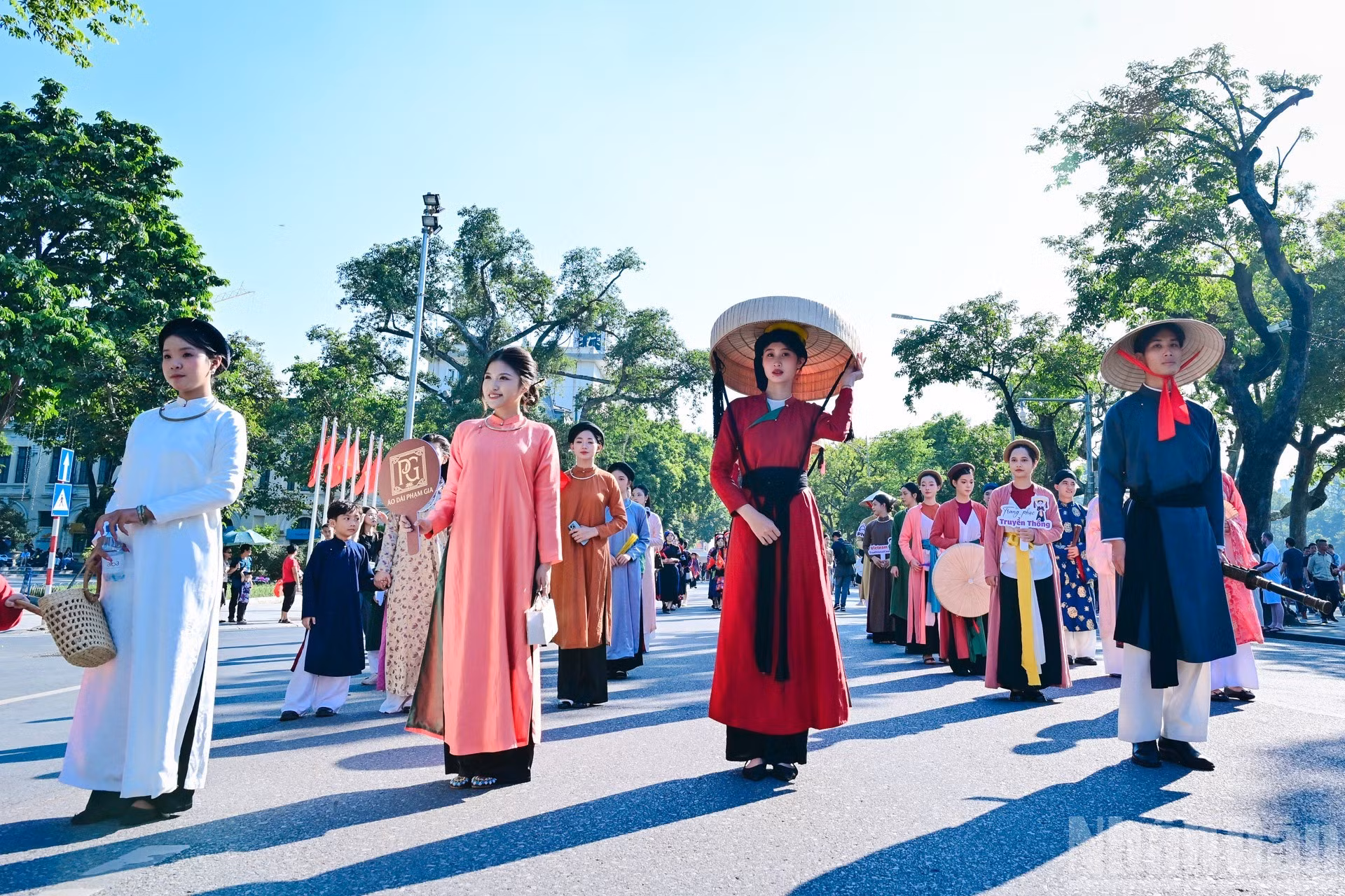 La Journée Viêt phục “Bac Hoa Bô Hành” offre une reconstitution vivante de l’ensemble des costumes traditionnels vietnamiens.