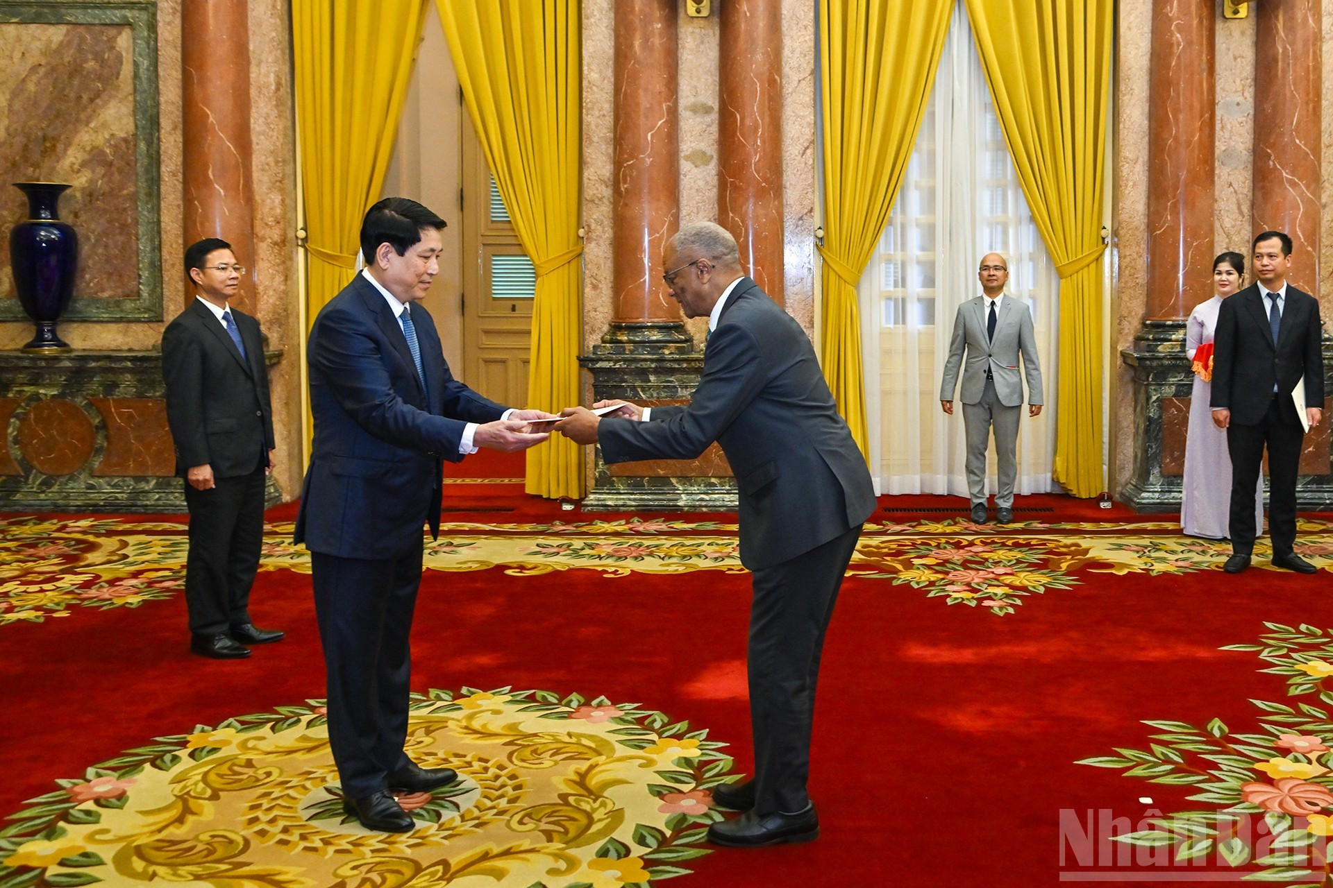 L’ambassadeur de Jamaïque non-résident au Vietnam présente ses lettres de créance au président Luong Cuong. 10.jpg