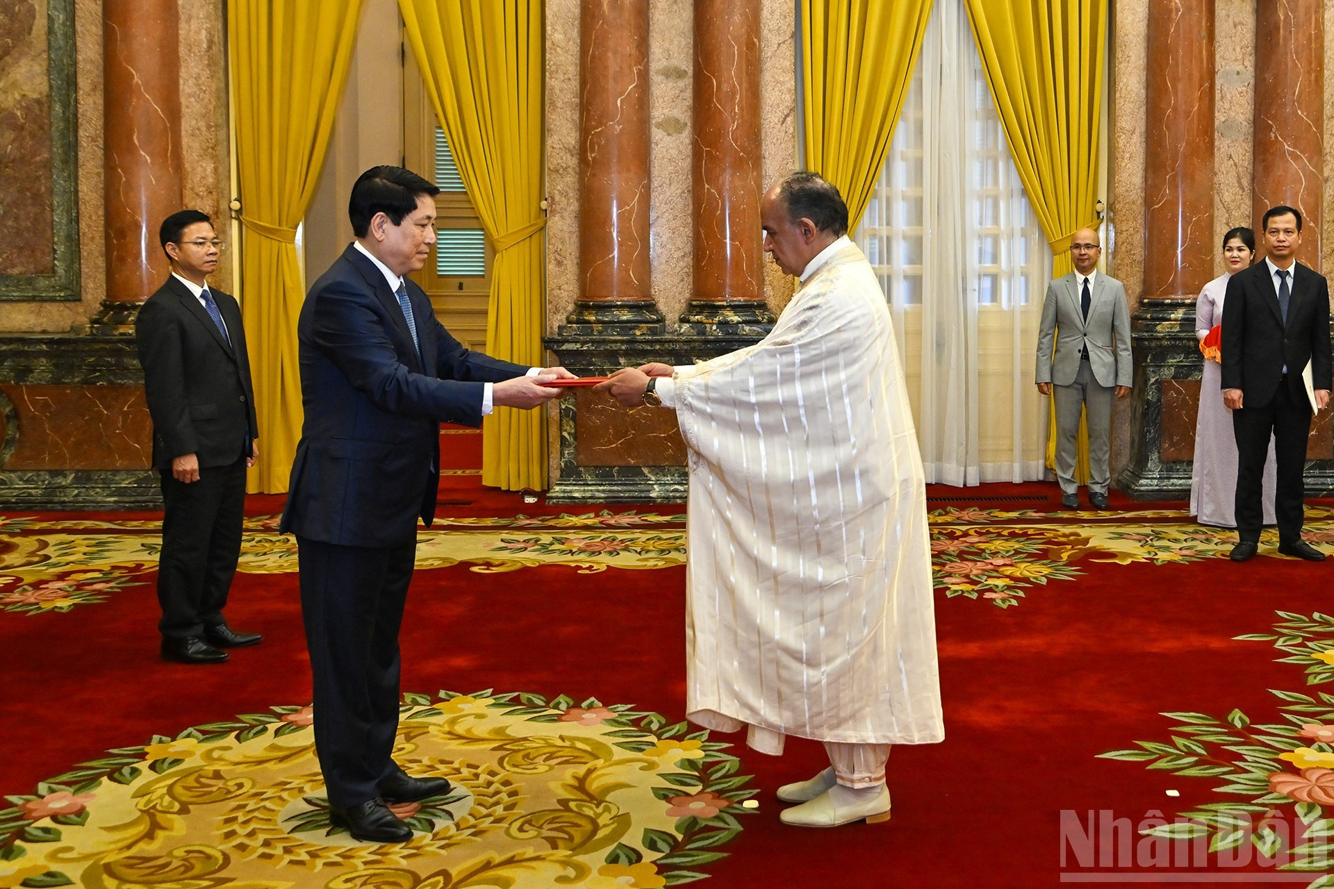 L’ambassadeur de Tunisie non-résident au Vietnam présente ses lettres de créance au président Luong Cuong. 11.jpg