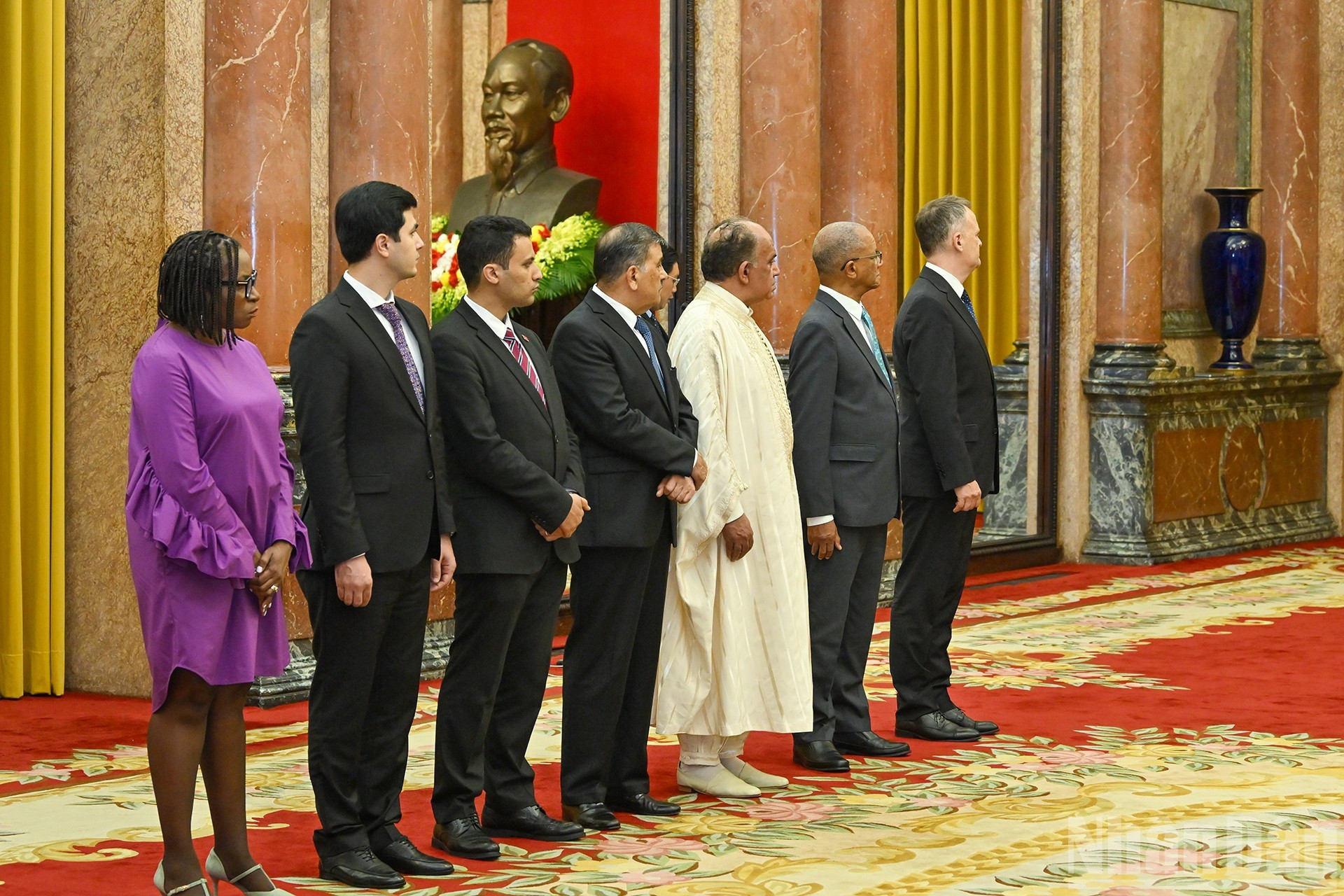 Les ambassadeurs non-résidents participant à la cérémonie de présentation des lettres de créance. 15.jpg