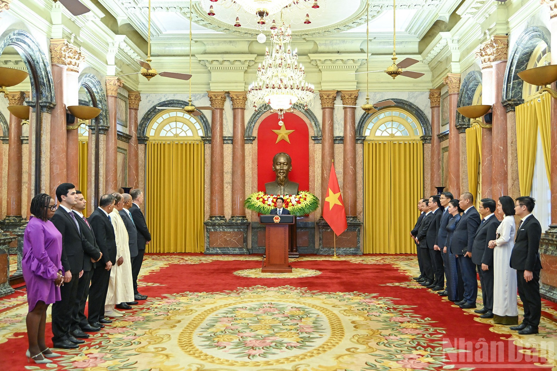 Le président Luong Cuong reçoit les ambassadeurs non-résidents accrédités au Vietnam. 13.jpg