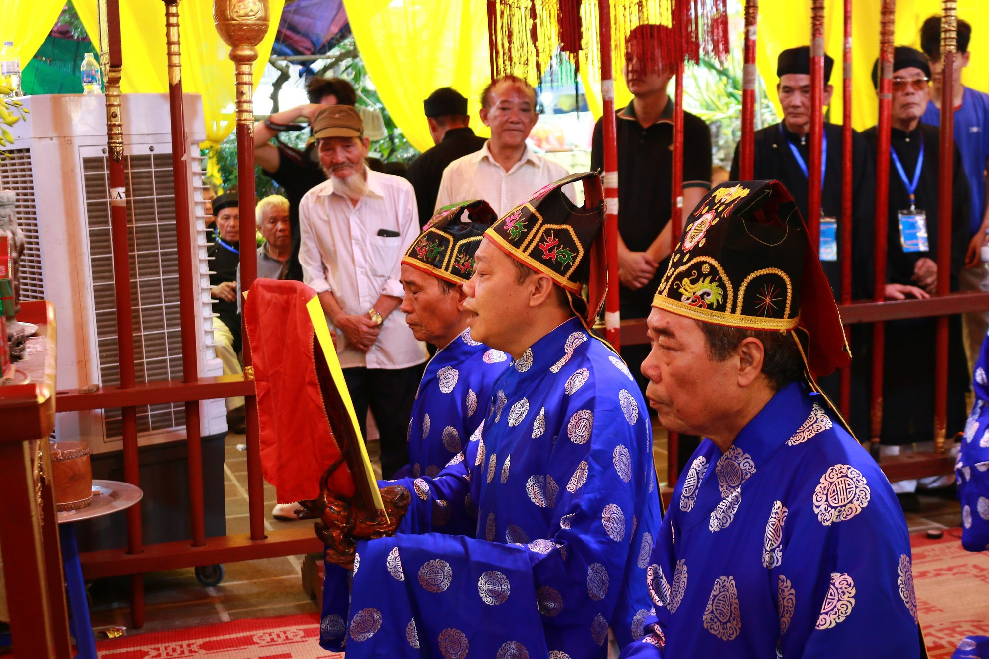 Cérémonie d’offrande au saint protecteur à l’occasion de la remise du certificat de patrimoine culturel immatériel national pour le festival du village de La Phu.