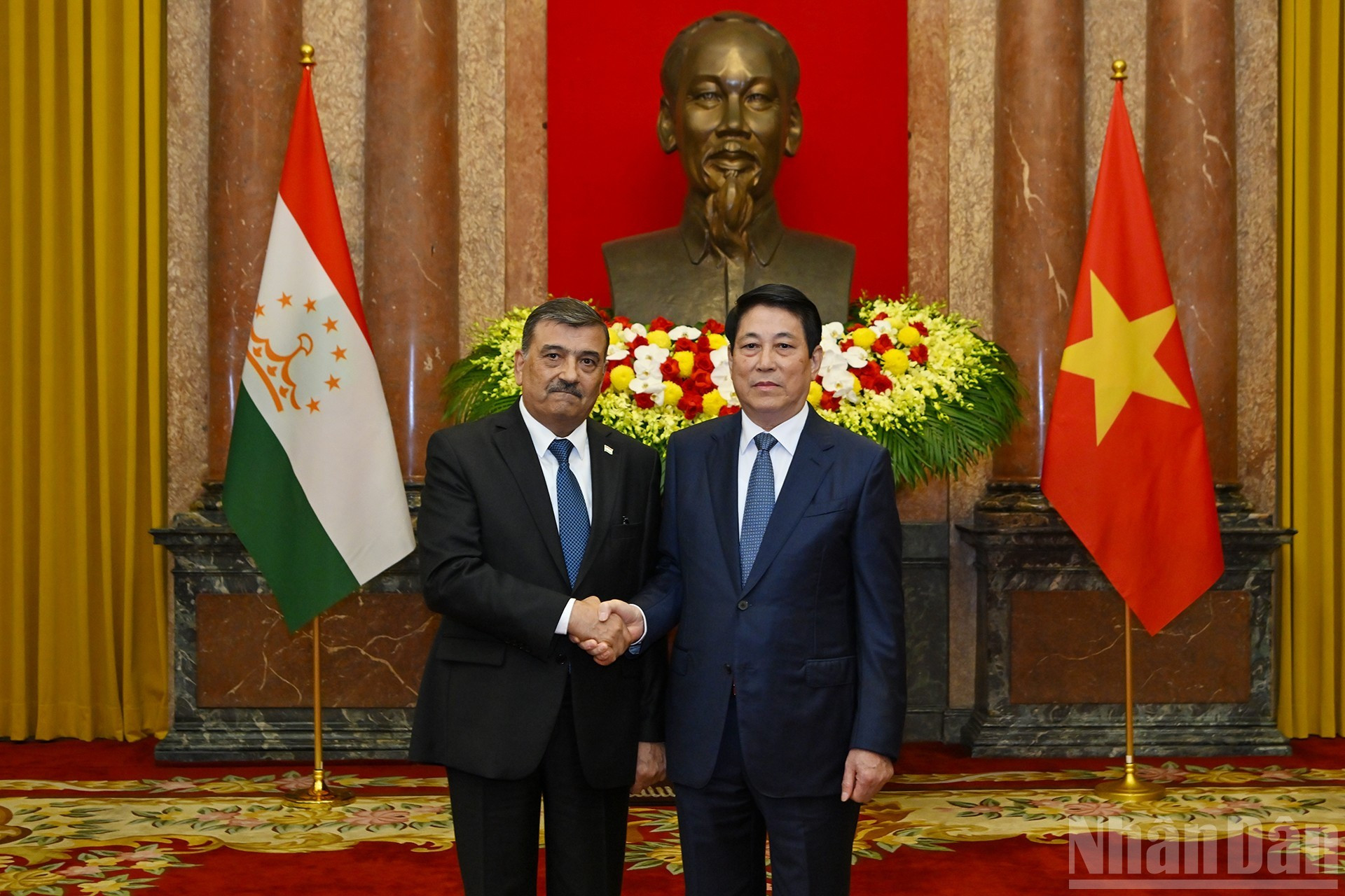 Le président Luong Cuong et l’ambassadeur du Tadjikistan non-résident au Vietnam lors de la cérémonie. 12.jpg