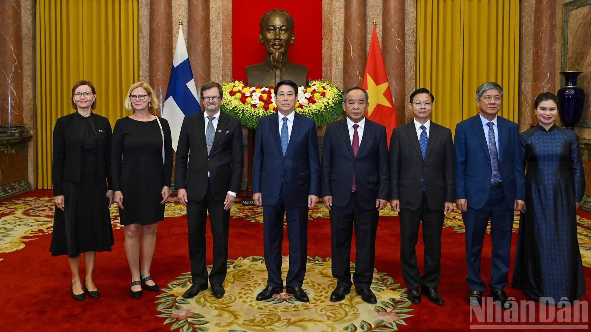 Le président Luong Cuong et l’ambassadeur de la République de Finlande au Vietnam, Pekka Voutilainen, et des délégués lors de la cérémonie de présentation des lettres de créance.