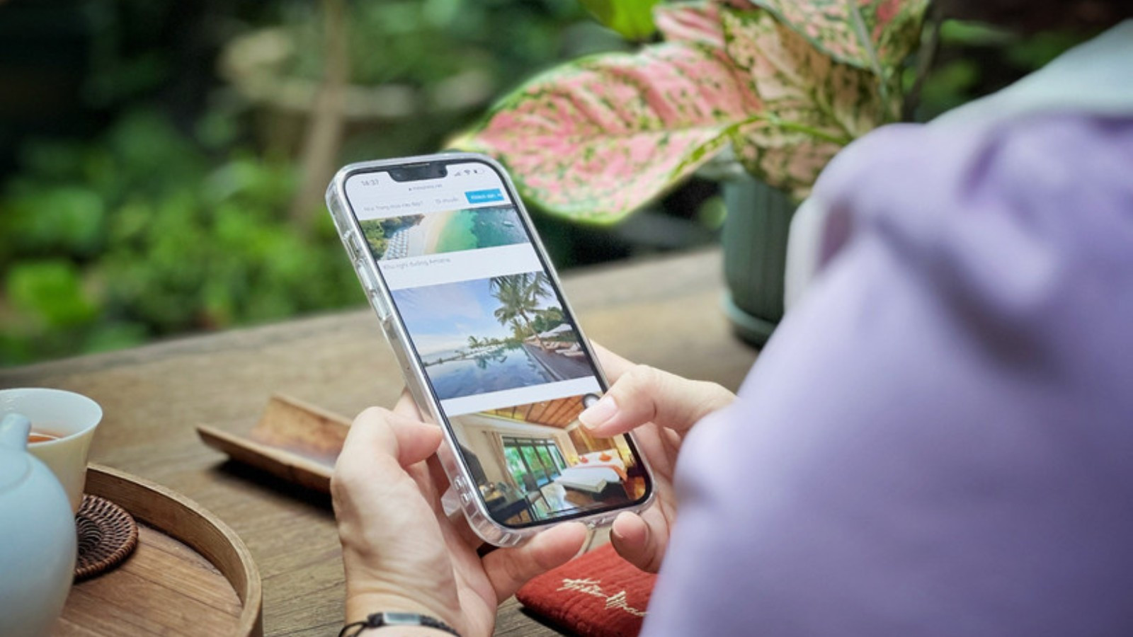 Il suffit d’un smartphone tenu en main pour que les voyageurs puissent rechercher et réserver de nombreux services touristiques pour leur voyage de découverte. (Photo : VNA)