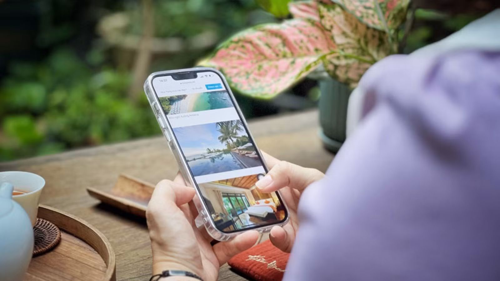 Il suffit d’un smartphone tenu en main pour que les voyageurs puissent rechercher et réserver de nombreux services touristiques pour leur voyage de découverte. (Photo : VNA)