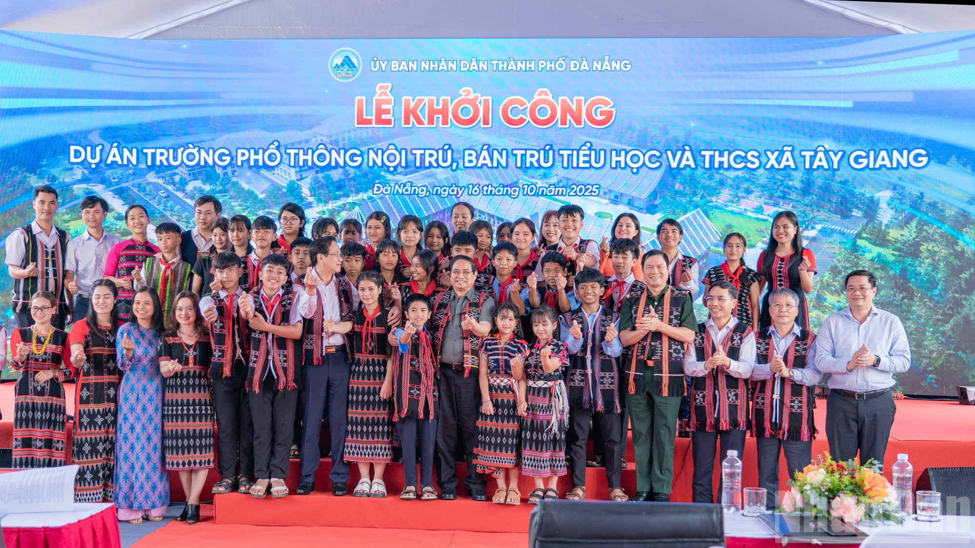Le Premier ministre, les délégués, les enseignants, les élèves et les habitants locaux posent pour une photo souvenir. 7.jpg