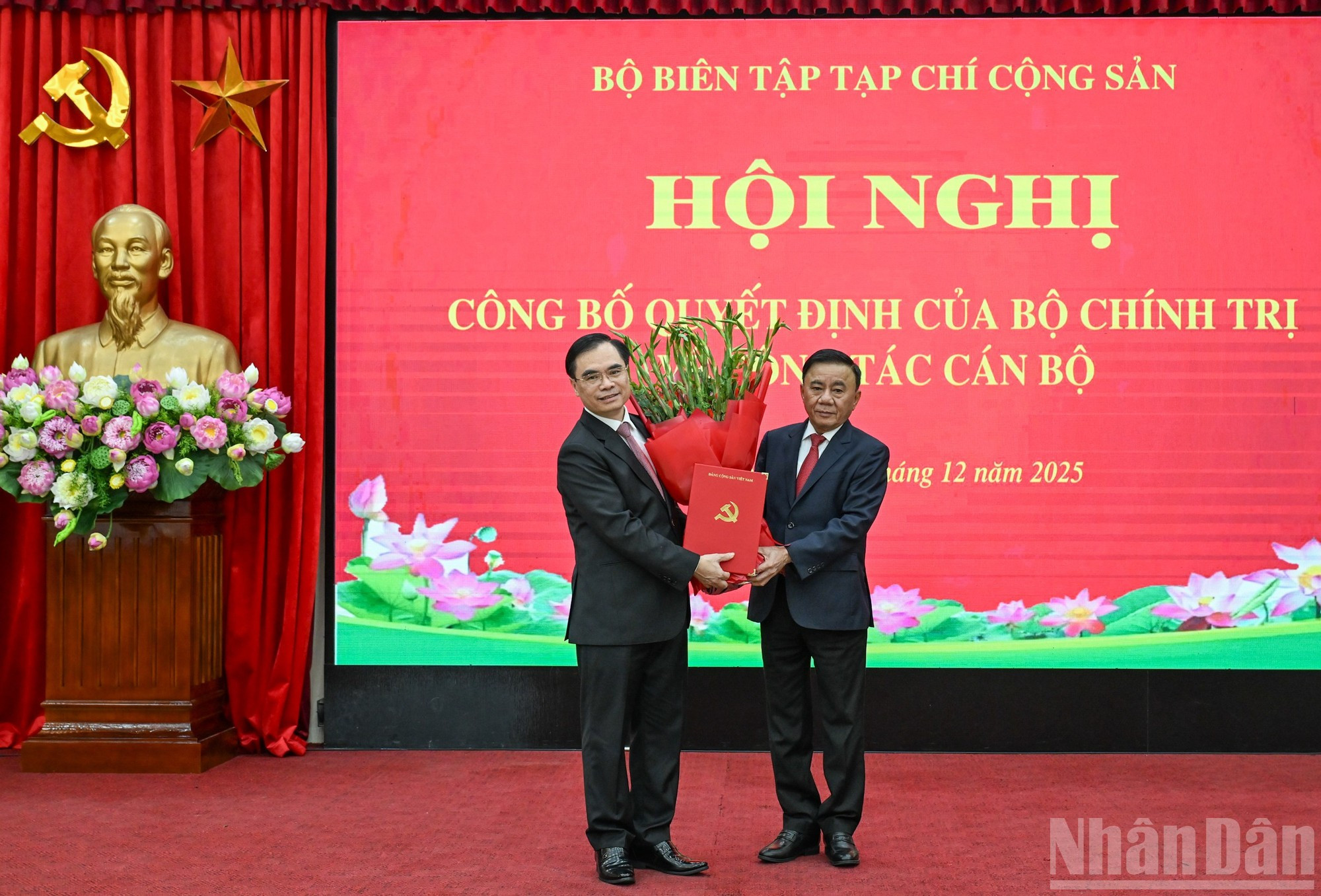 Le membre du Bureau politique et permanent du Secrétariat du Parti communiste du Vietnam (PCV), Tran Cam Tu, remet la décision du Bureau politique et offre des fleurs de félicitations au camarade Duong Trung Y. (Photo : DUY LINH)