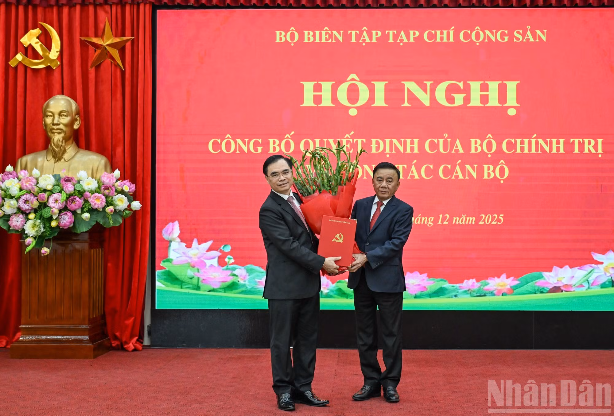 Le membre du Bureau politique et permanent du Secrétariat du Parti communiste du Vietnam (PCV), Tran Cam Tu, remet la décision du Bureau politique et offre des fleurs de félicitations au camarade Duong Trung Y. (Photo : DUY LINH)